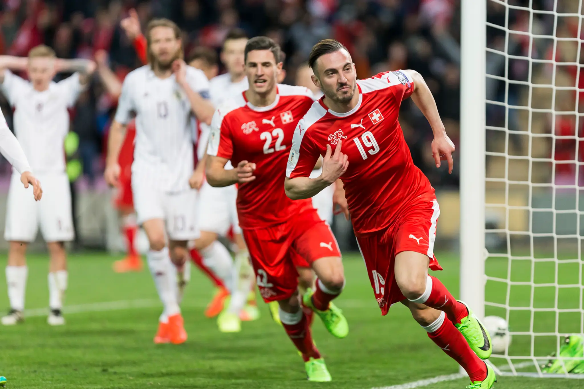 Útočník Švajčiarska Josip Drmič oslavuje svoj gól proti Lotyšsku.