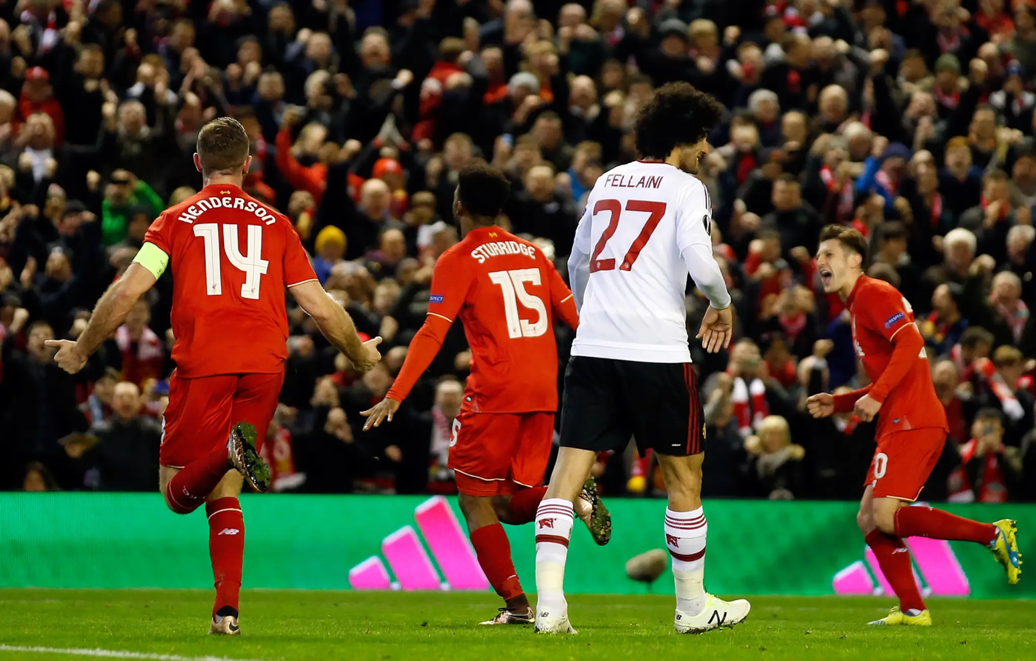 Na snímke druhý zľava hráč Liverpoolu Daniel Sturridge oslavuje svoj úvodný gól