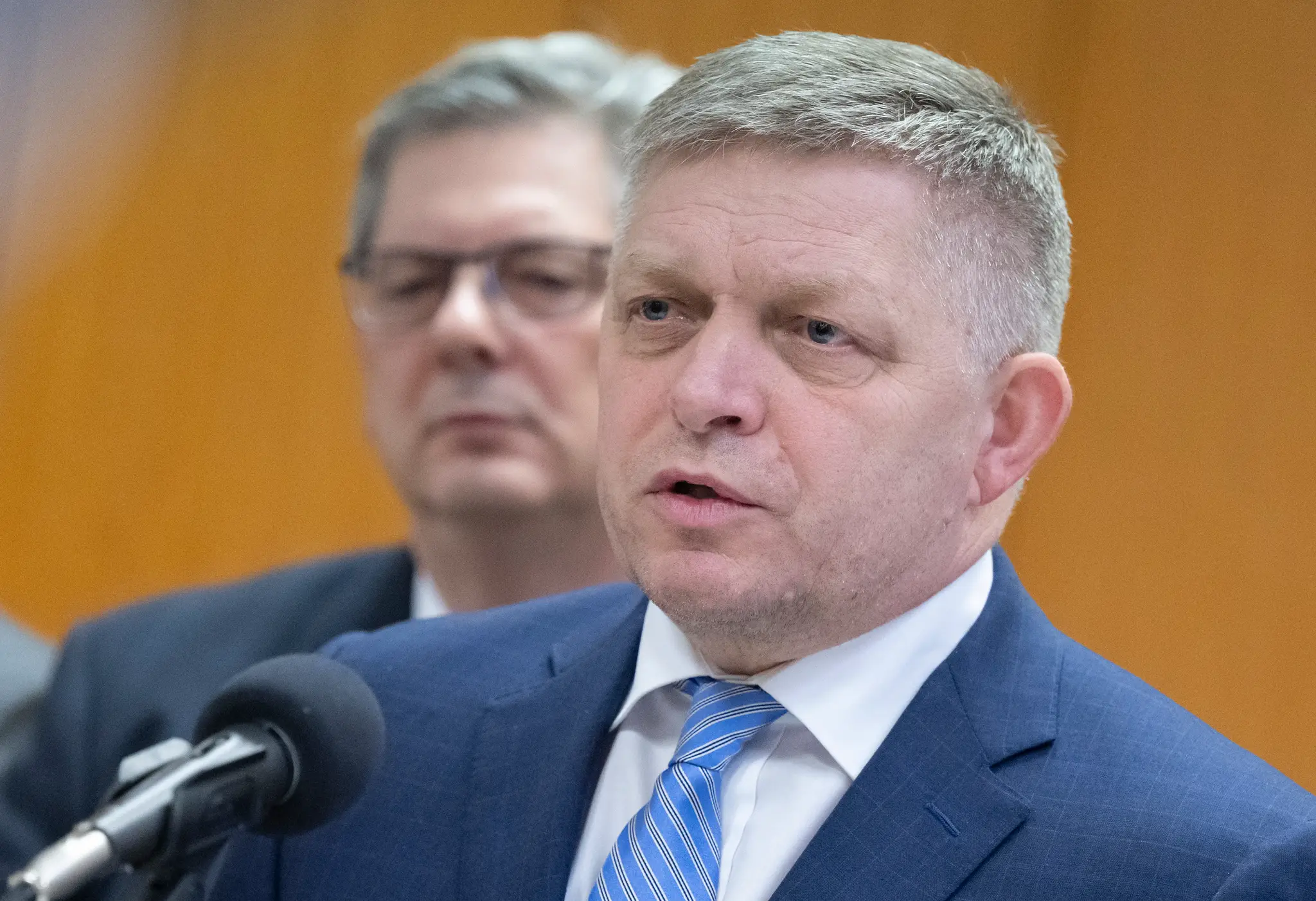 Na snímke v pozadí minister spravodlivosti Boris Susko (Smer-SD) a v popredí premiér SR Robert Fico (Smer-SD),