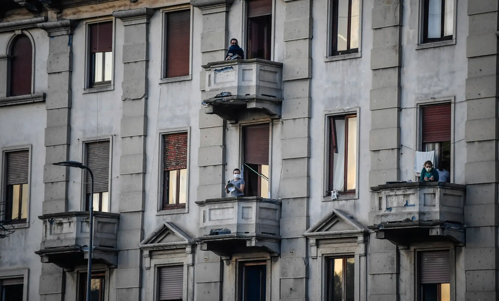 Ľudia v domácej karanténe v talianskom Miláne vyšli na balkóny.