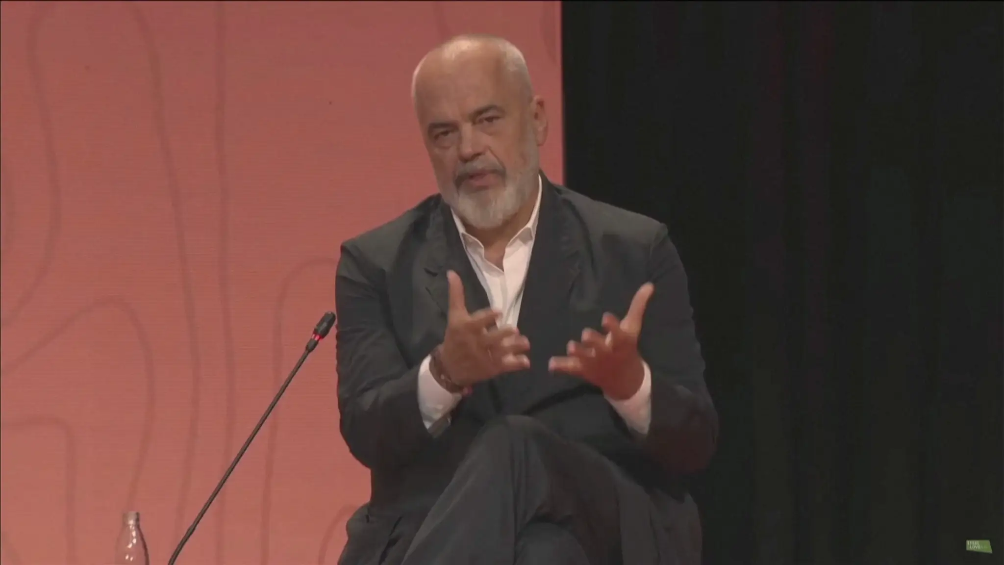 Albánsky premiér Edi Rama reční na konferencii v Slovinsku.
