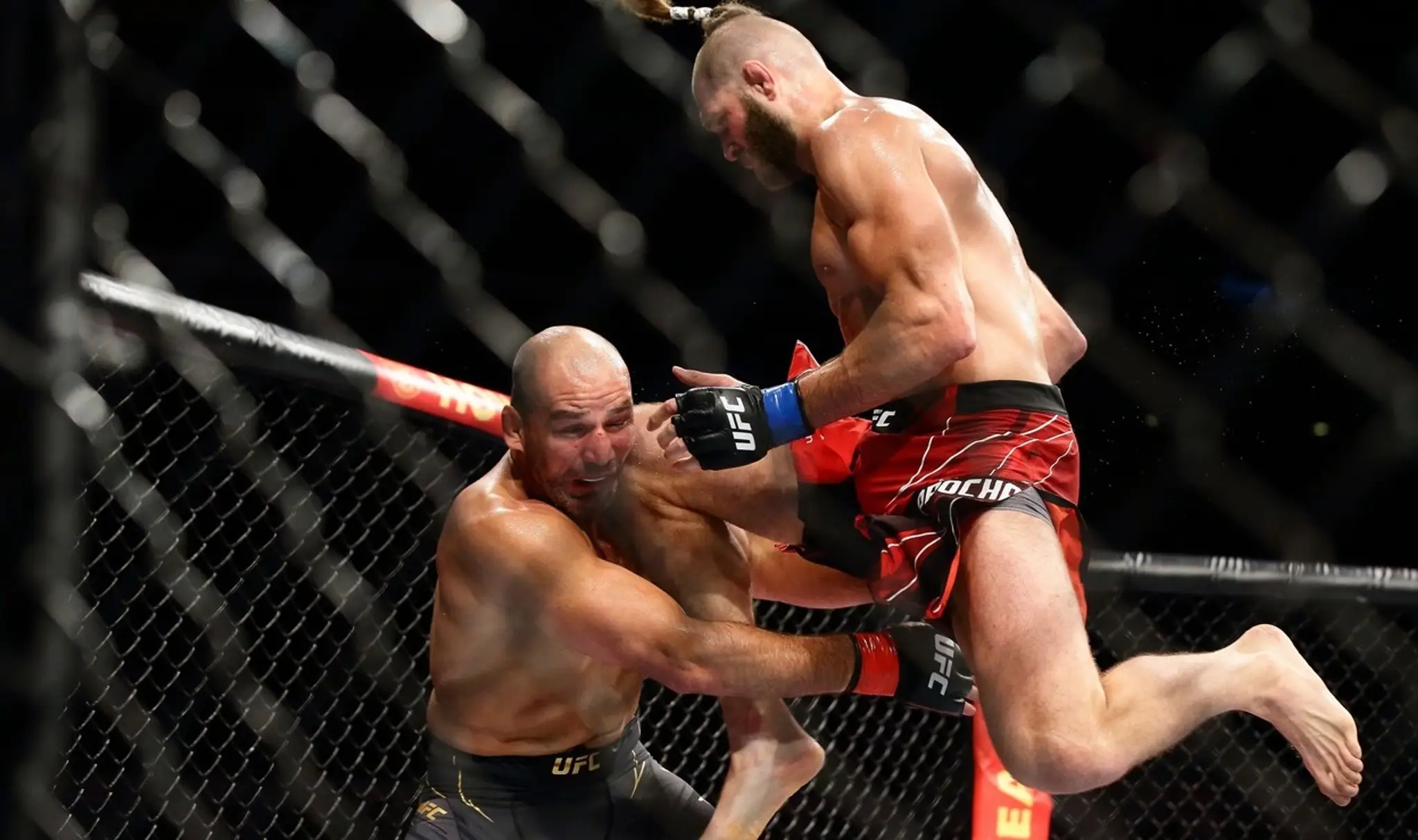 Glover Teixeira inkasuje od Jiřího Procházku úder naskočeným kolenom.