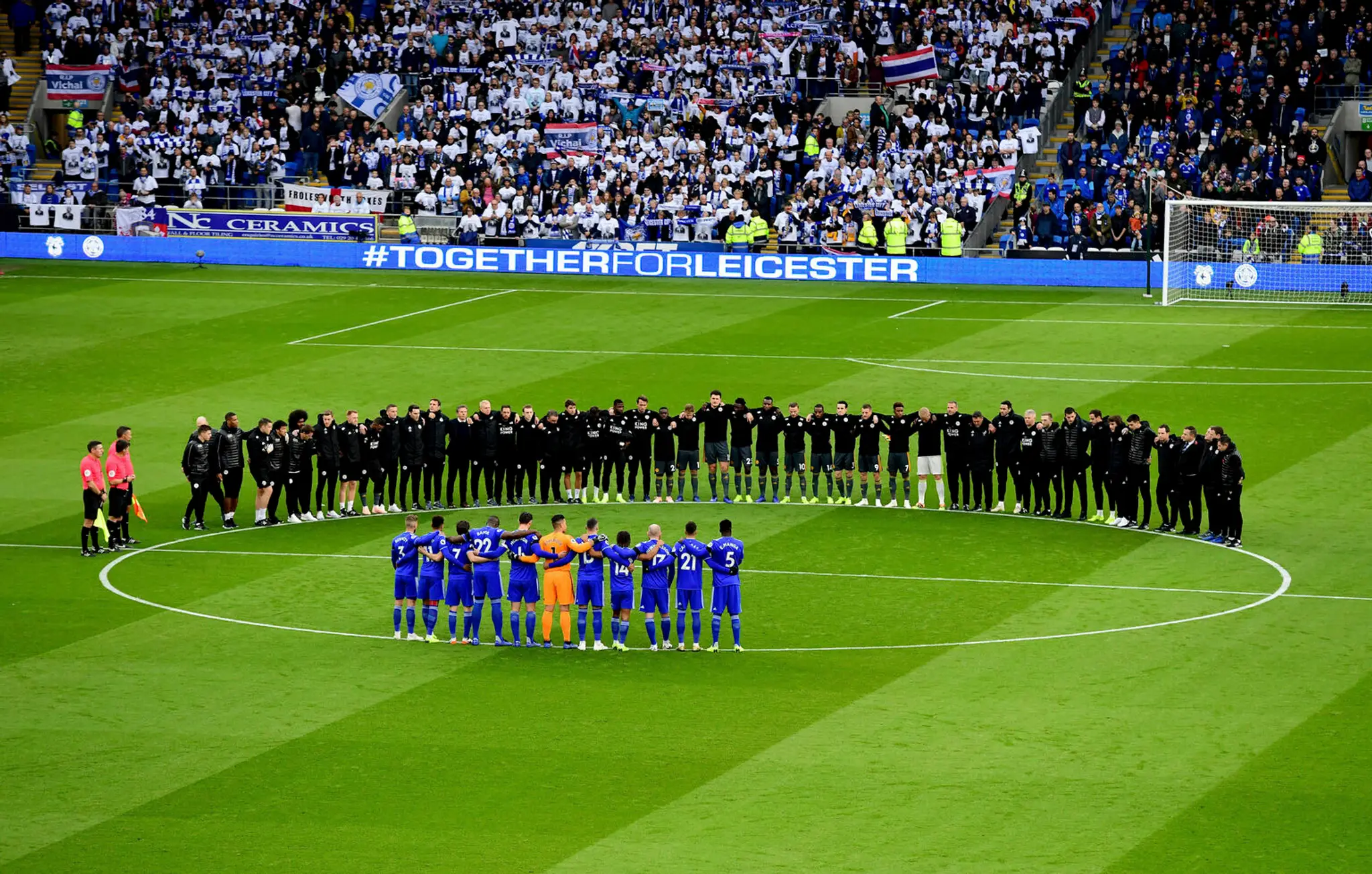 Hráči a realizačný tím Leicesteru (vzadu) počas minúty ticha pre zosnulého majiteľa klubu Vičaja Srivaddhanaprabhu.