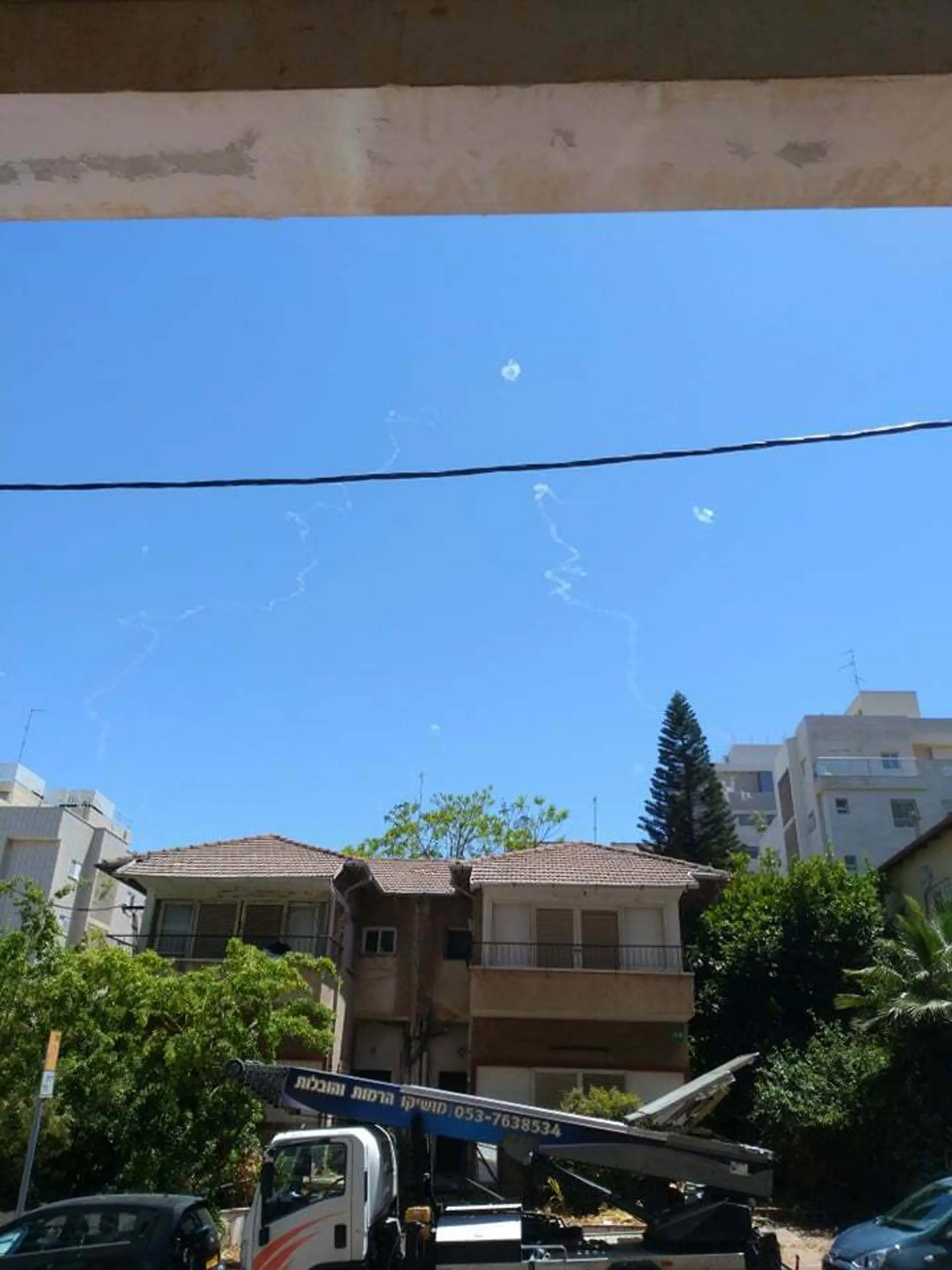 Rakety smerujúce na Tel Aviv po zostrelení obranným systémom Iron Dome (Železná kupola).
