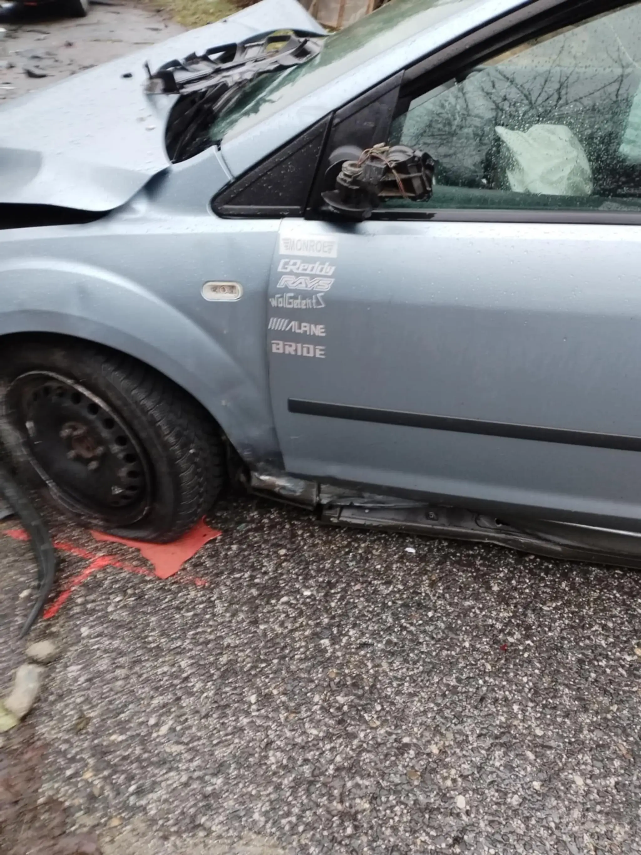 Ráno našli svoje auto zdemolované.