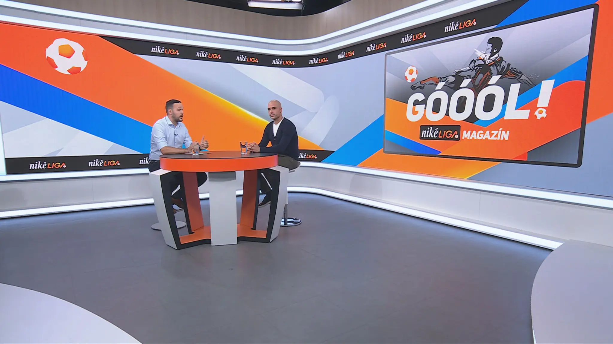 Moderátor Andrej Zvolenský a futbalový expert Juraj Piroska.