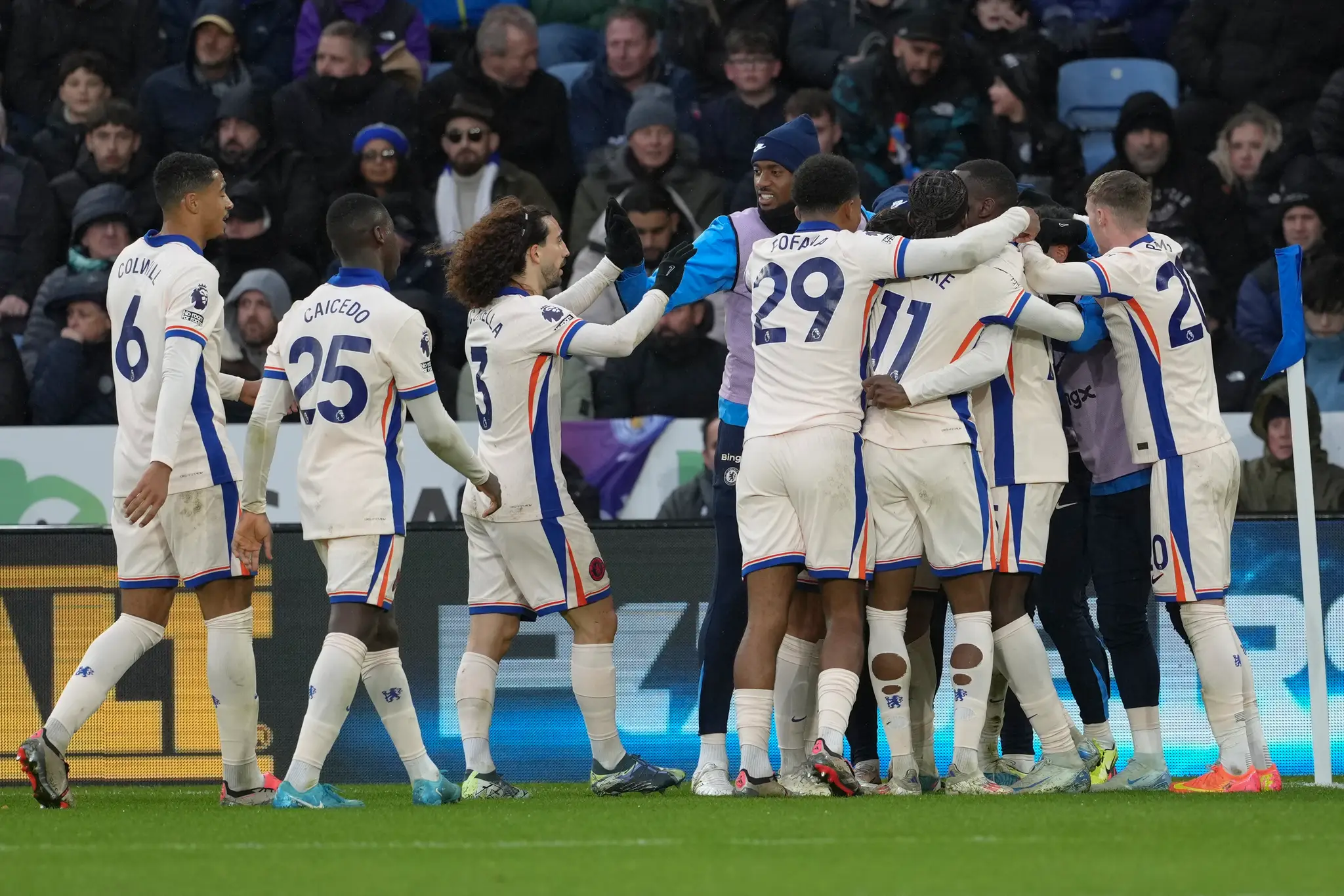 Na snímke hráči Chelsea sa radujú z gólu