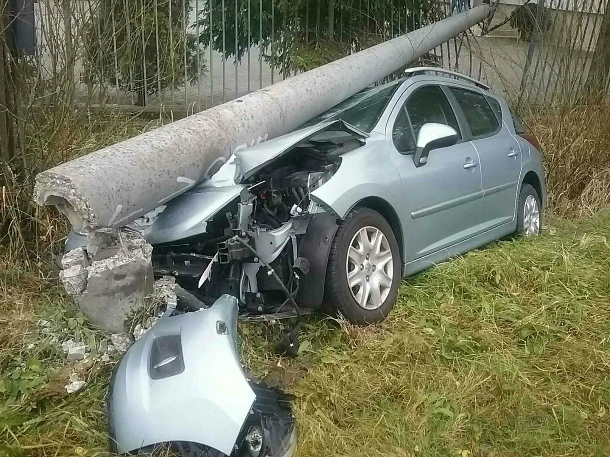 Na auto spadol stĺp.