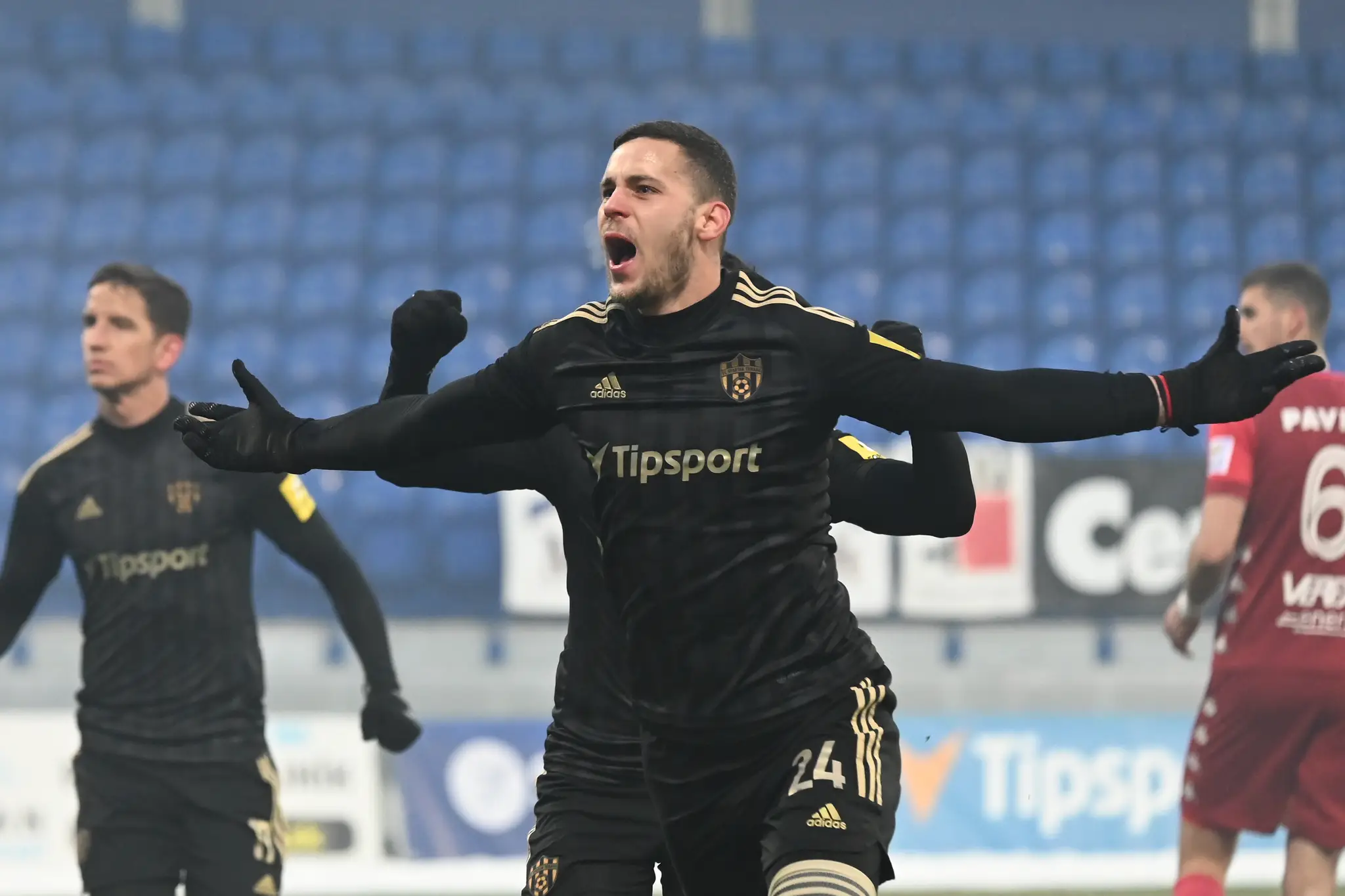 Kristián Koštrna oslavuje gól proti Mikulášu.