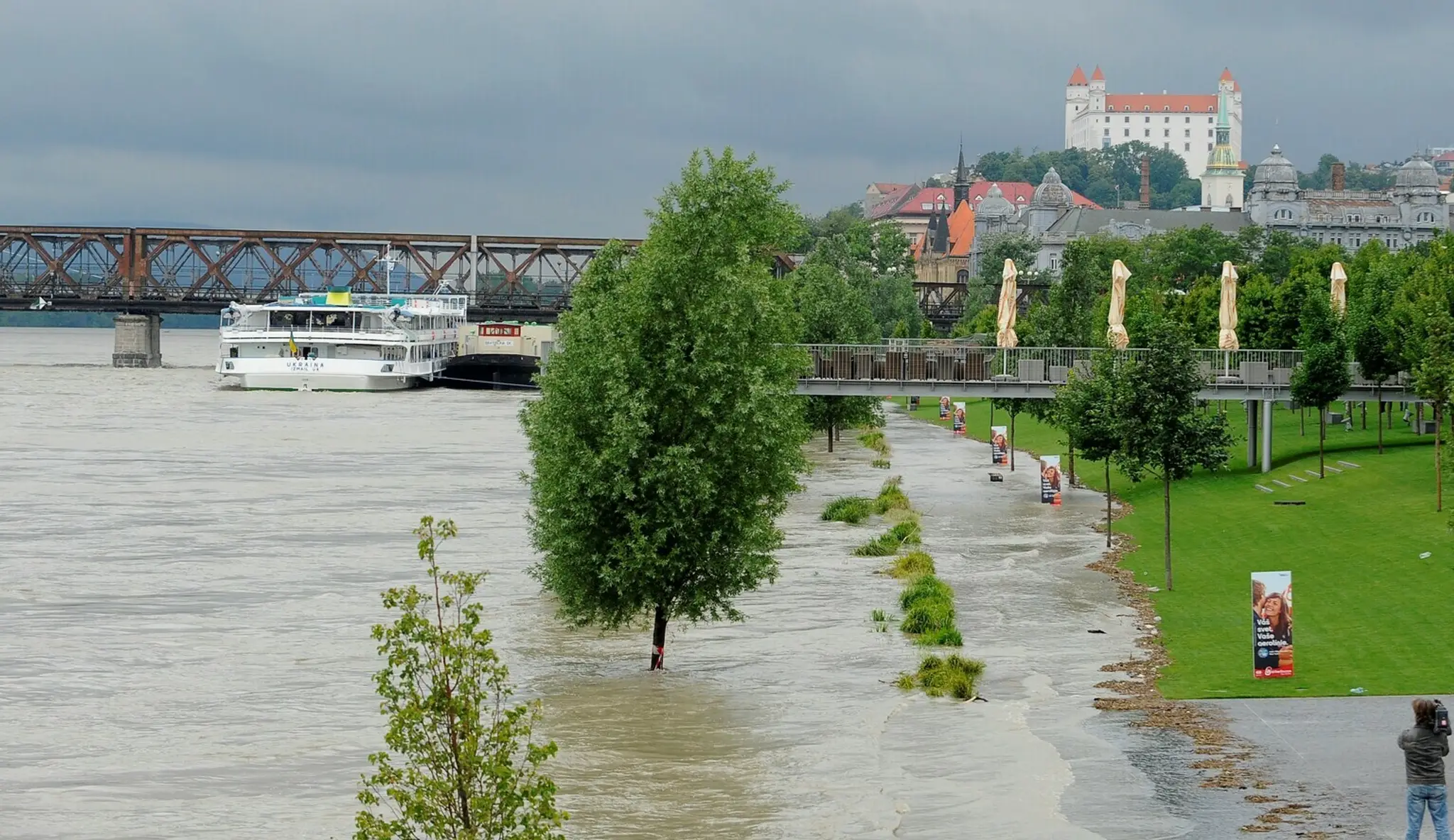 Dunaj čiastočne zalial nábrežie pri centre Eurovea aj v júni 2013.