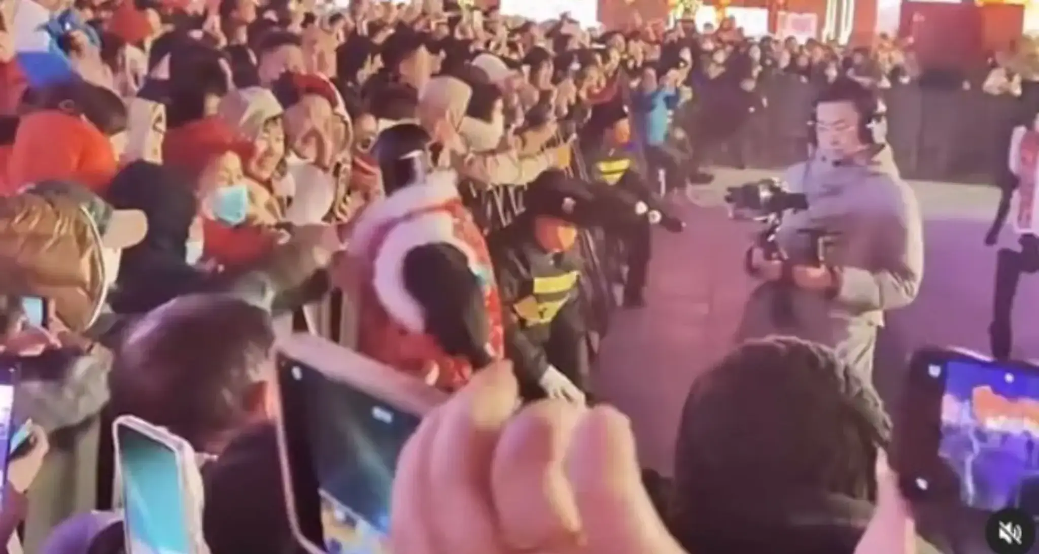 Robot sa vrhol do davu.