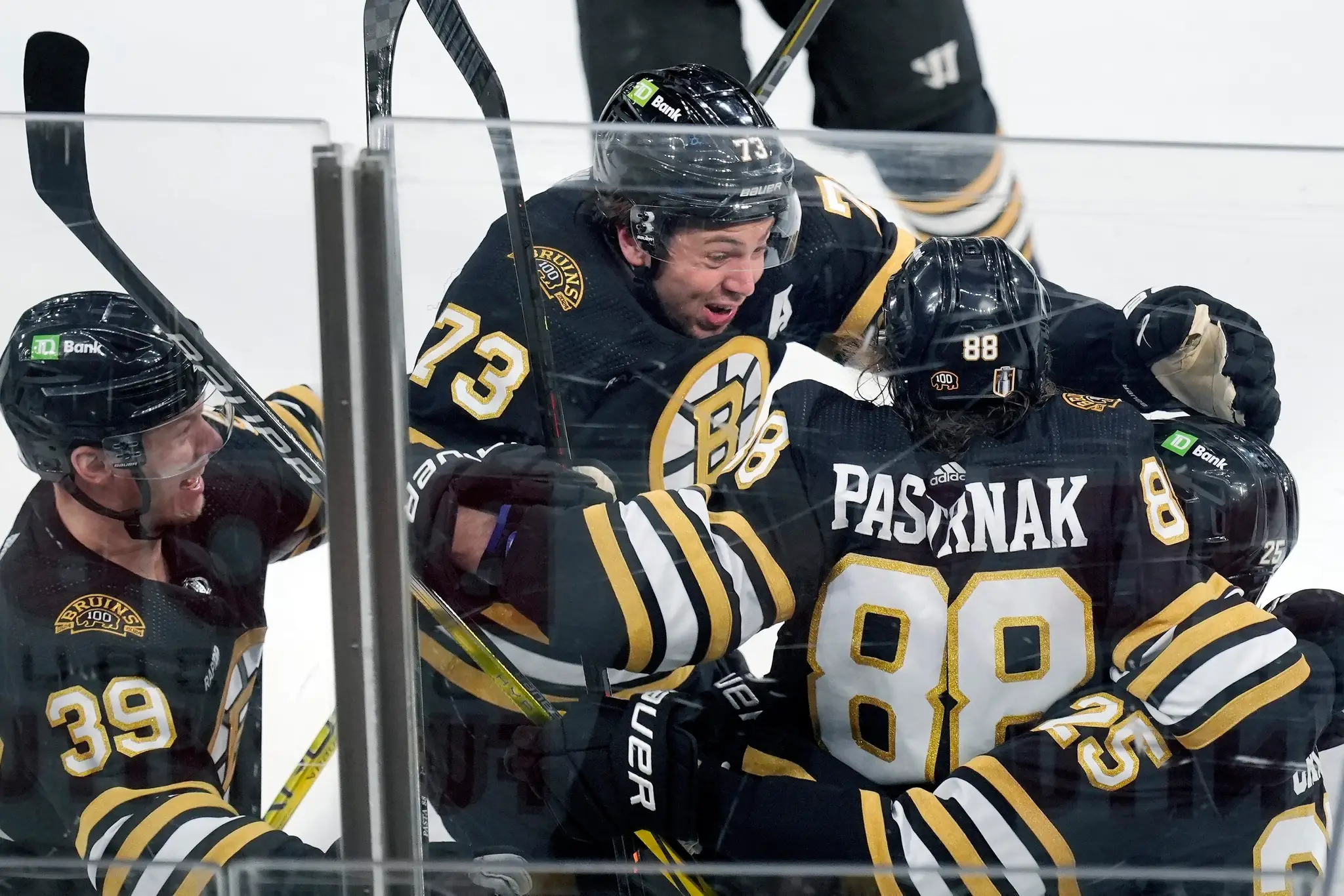 Hráči Bostonu sa radujú po rozhodujúcom góle v predĺžení.