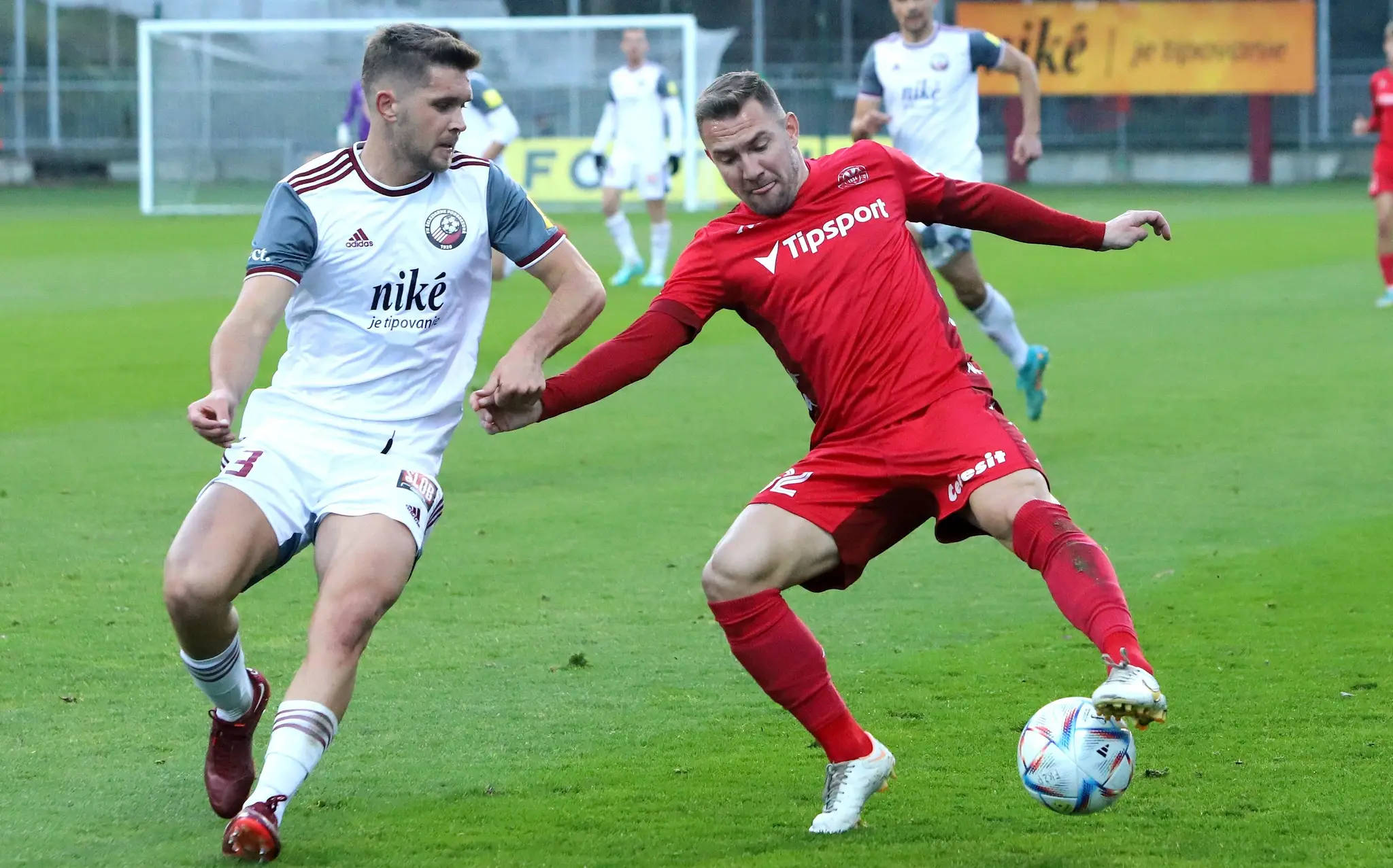 Na snímke zľava Mikuláš Bakaľa (Podbrezová) a Erik Jendrišek (Liptovský Mikuláš).