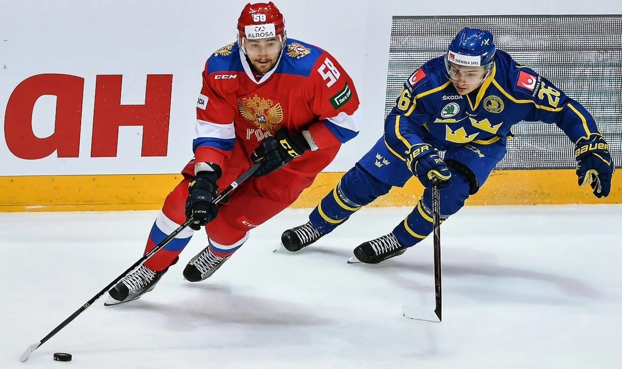Rus Anton Slepyšev v súboji o puk so Švédom Erikom Brannstromom.