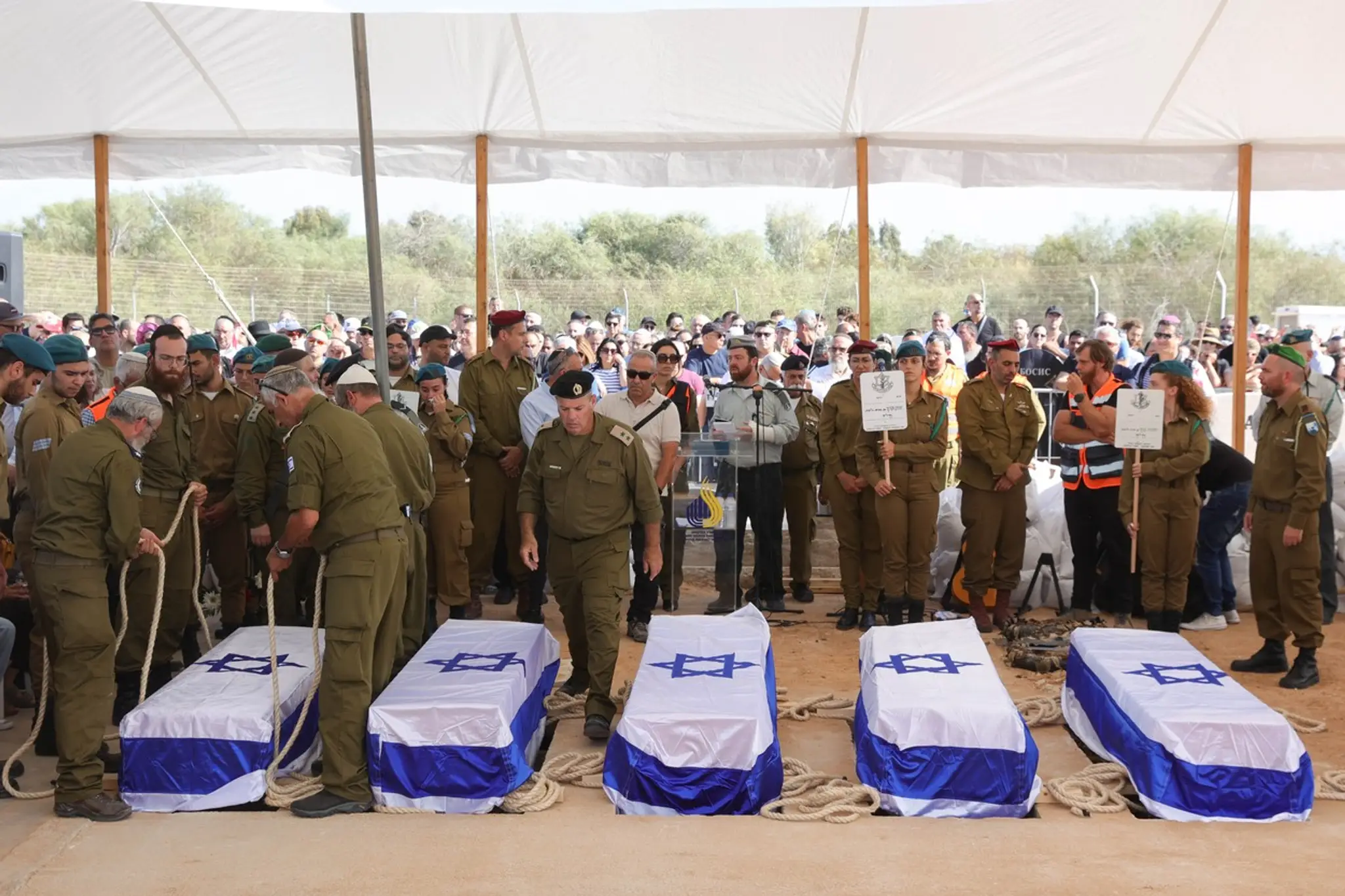 Pohreb obetí masakry v kibuci Kfar Aza.