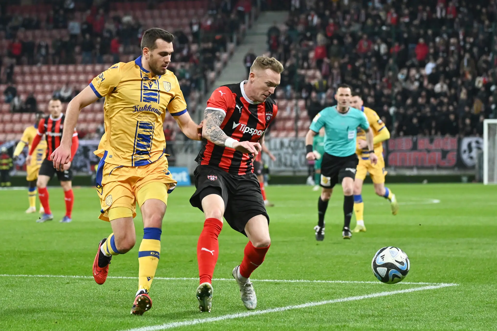 Vpravo hráč Spartaka Roman Procházka a hráč DAC Taras Kačaraba v 20. kole Niké ligy.