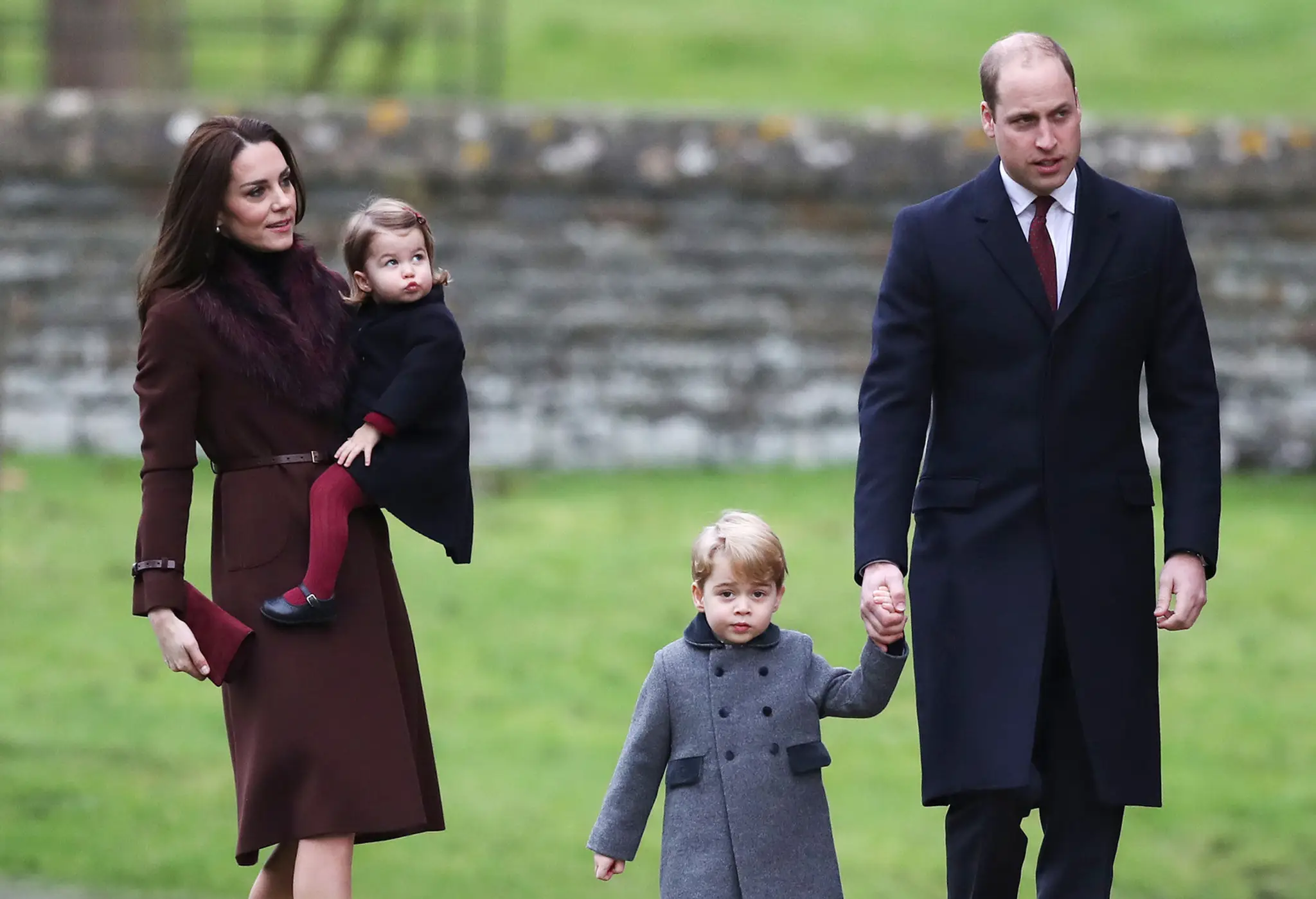 Rozkošný George a Charlotte v kostole. Ich rodičia porušili kráľovskú tradíciu