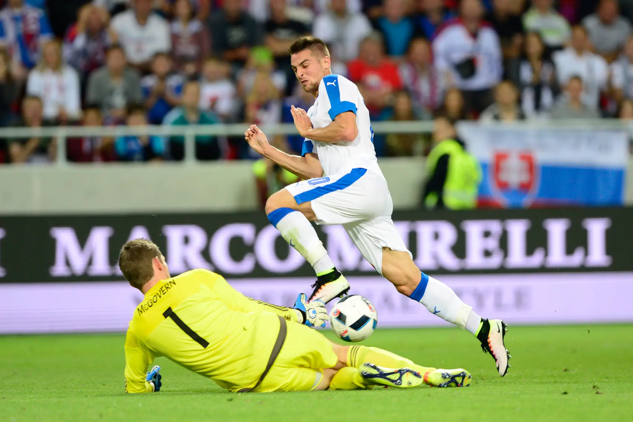 Na snímke vpravo slovenský hráč Róbert Mak v súboji s brankárom Michaelom McGovernom
