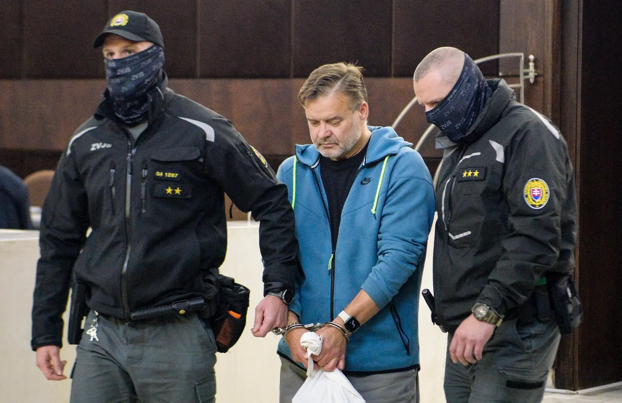 Obvinený Dušan Dědeček odchádza v sprievode členov Zboru väzenskej a justičnej stráže zo súdu.