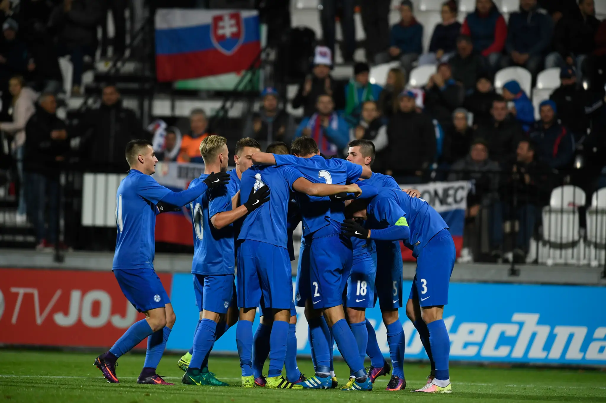 Radosť slovenskej reprezentácie do 21 rokov po góle v kvalifikácii ME 2017 proti Bielorusku.