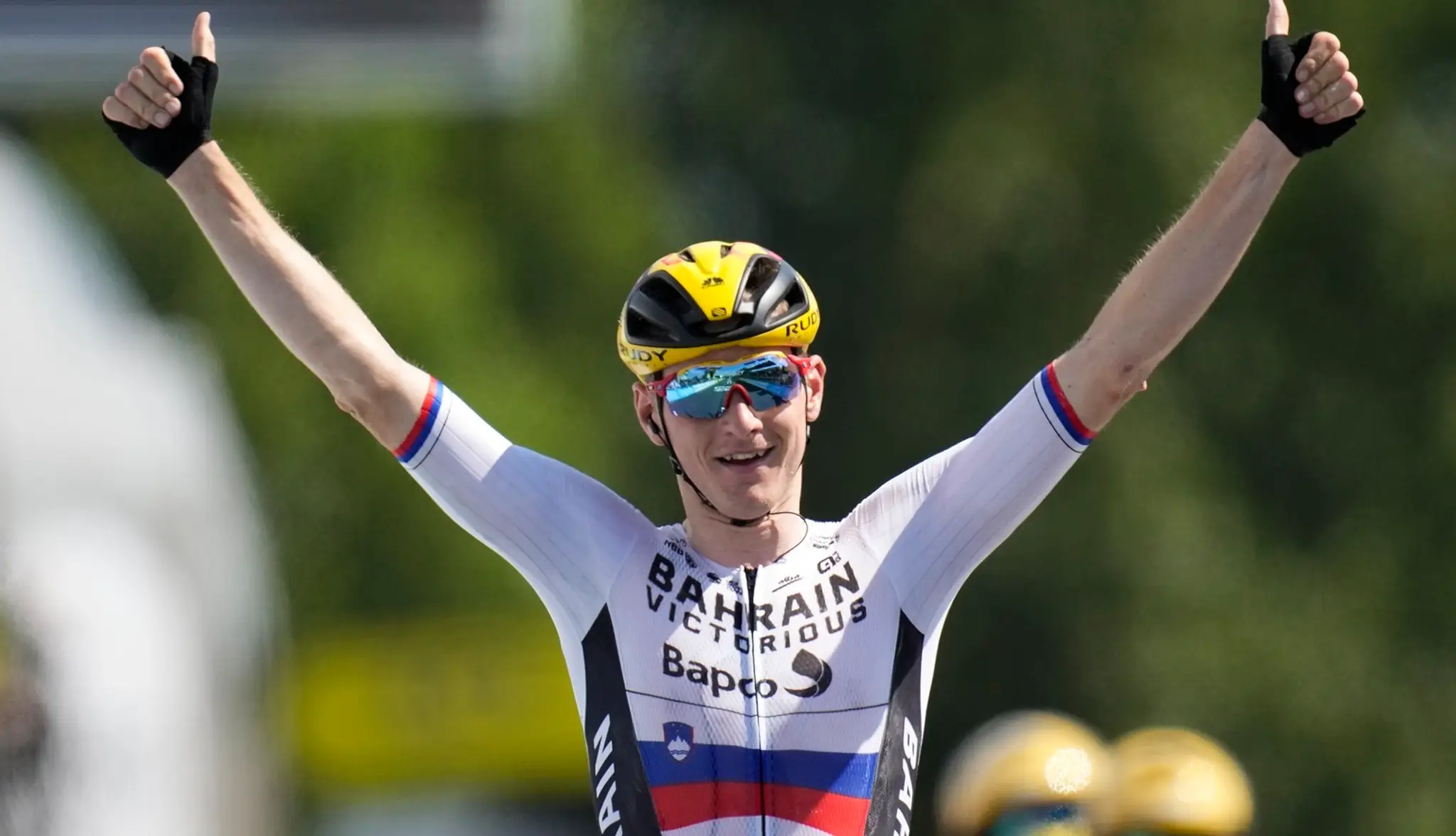 Slovinec Matej Mohorič sa stal víťazom 19. etapy Tour de France.