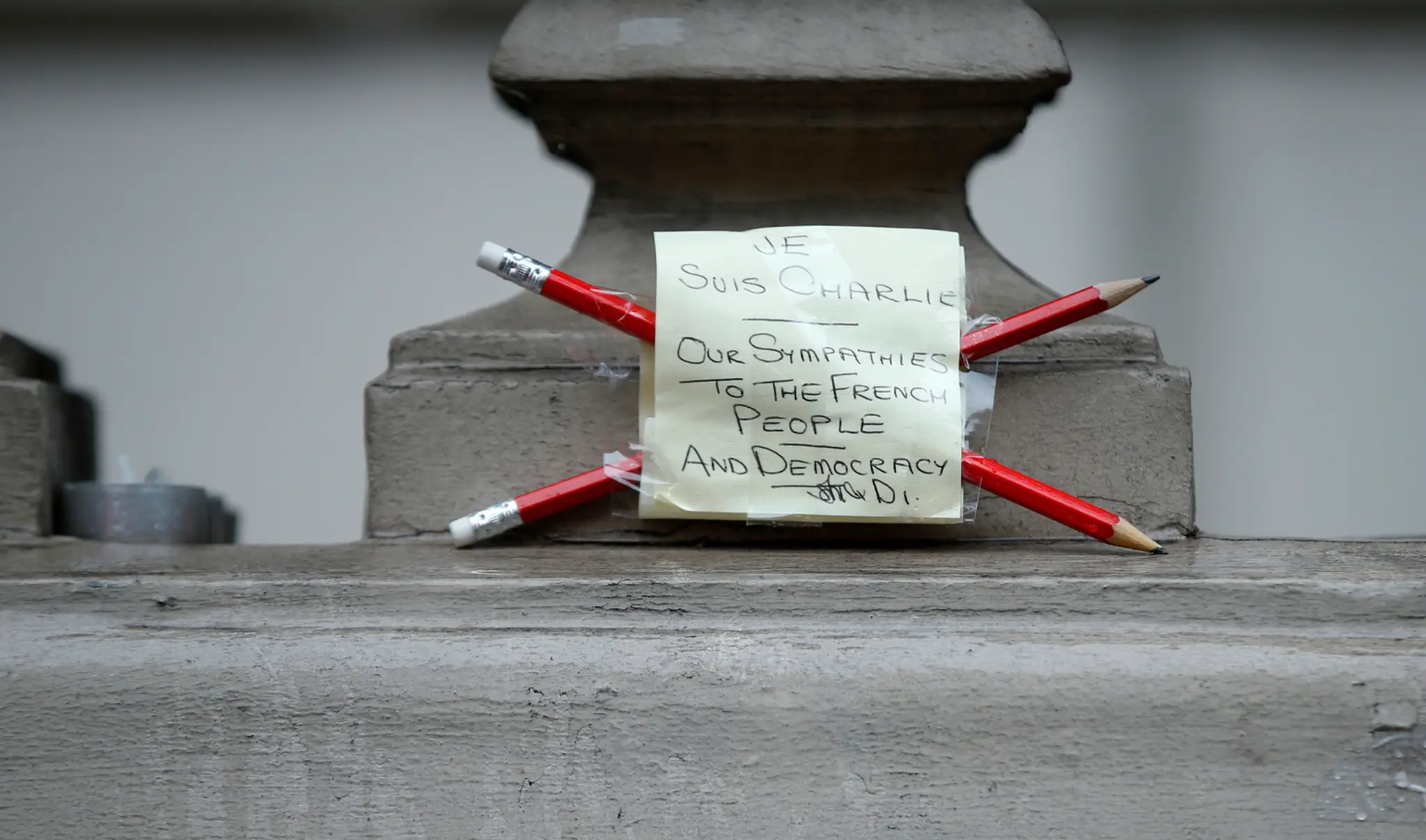 Odkaz na francúzskej ambasáde v Londýne ako hold obetiam útoku na parížsku redakciu týždenníka Charlie Hebdo. 8. januára  