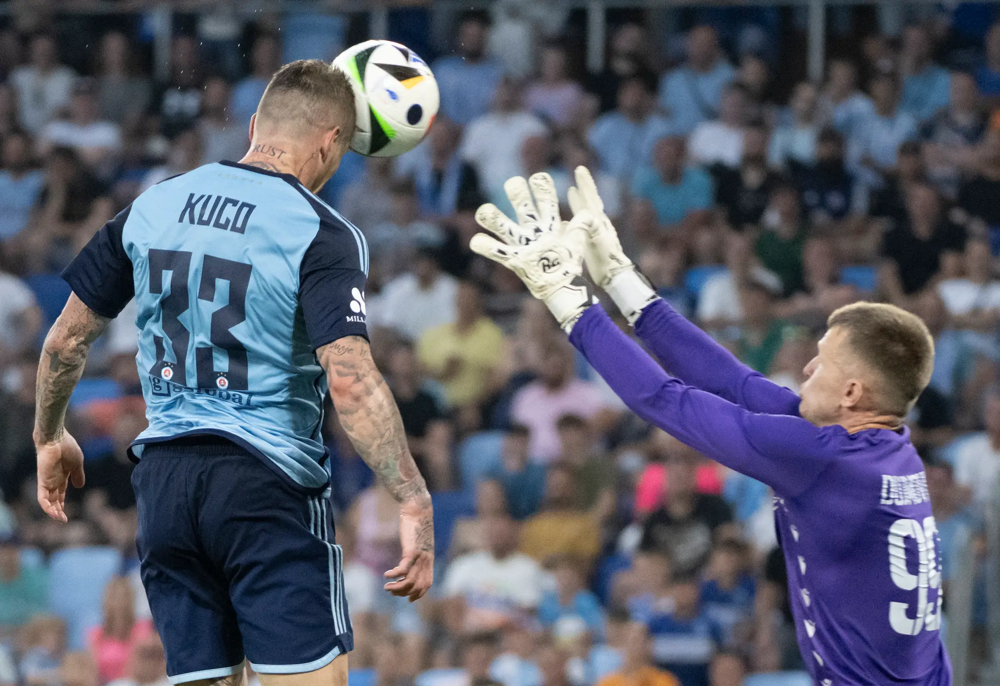 Na snímke Juraj Kucka (Slovan) dáva hlavou gól na 3:2, vpravo brankár Filip Dujmovič (FC Struga).
