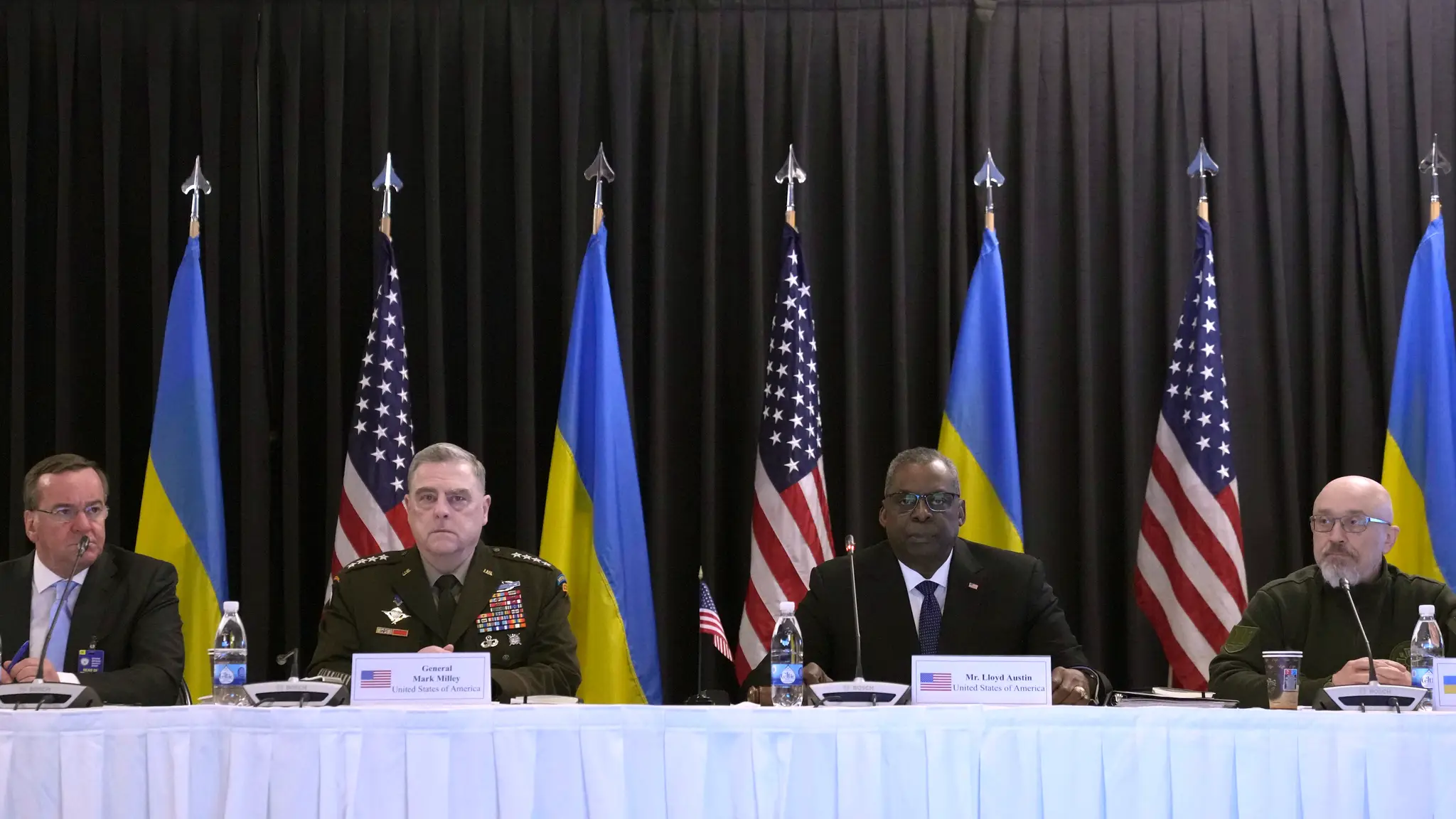 Na snímke zľava nemecký minister obrany Boris Pistorius, predseda zboru náčelníkov štábov americkej armády Mark Milley, americký minister obrany Lloyd Austin a ukrajinský minister obrany Oleksij Reznikov.