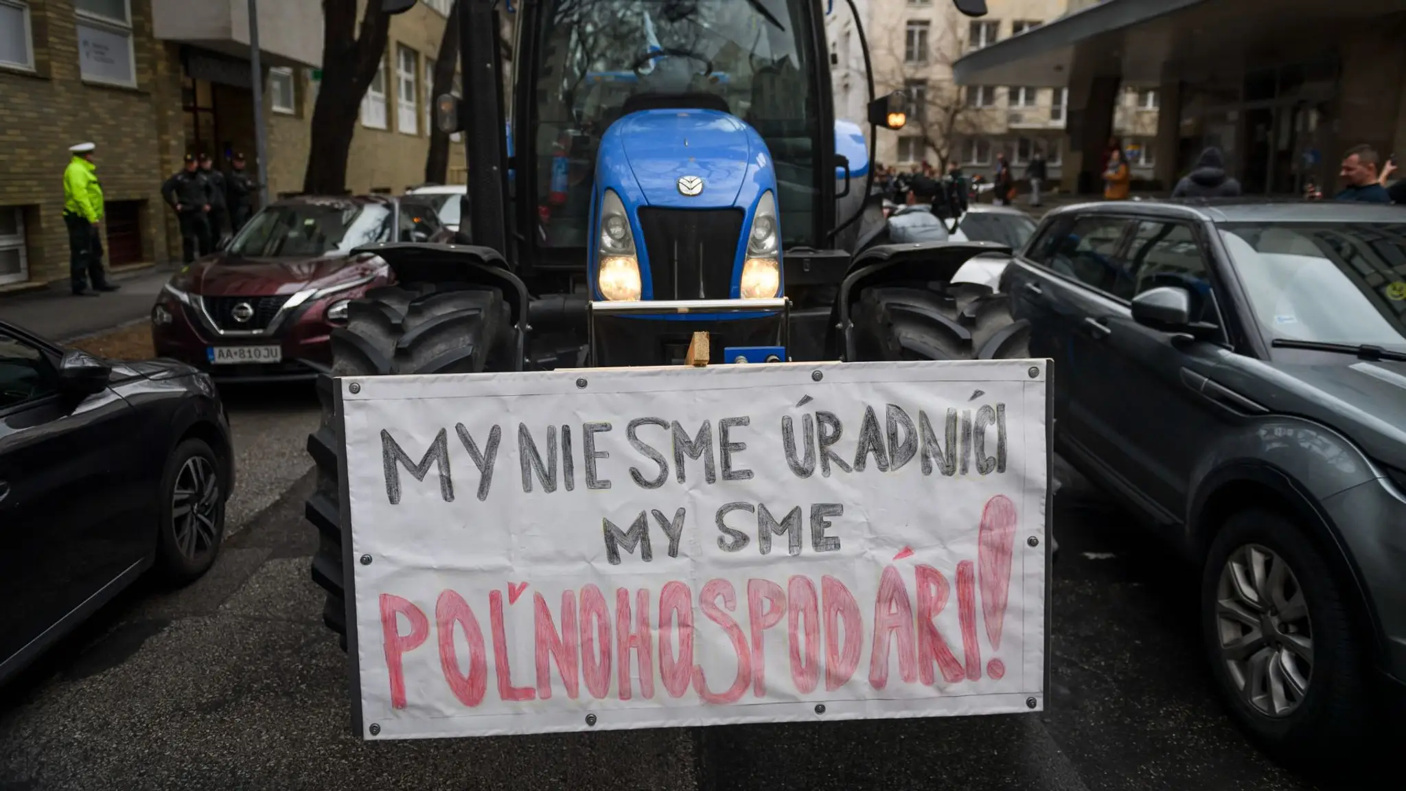 Slovenskí poľnohospodári protestujú.