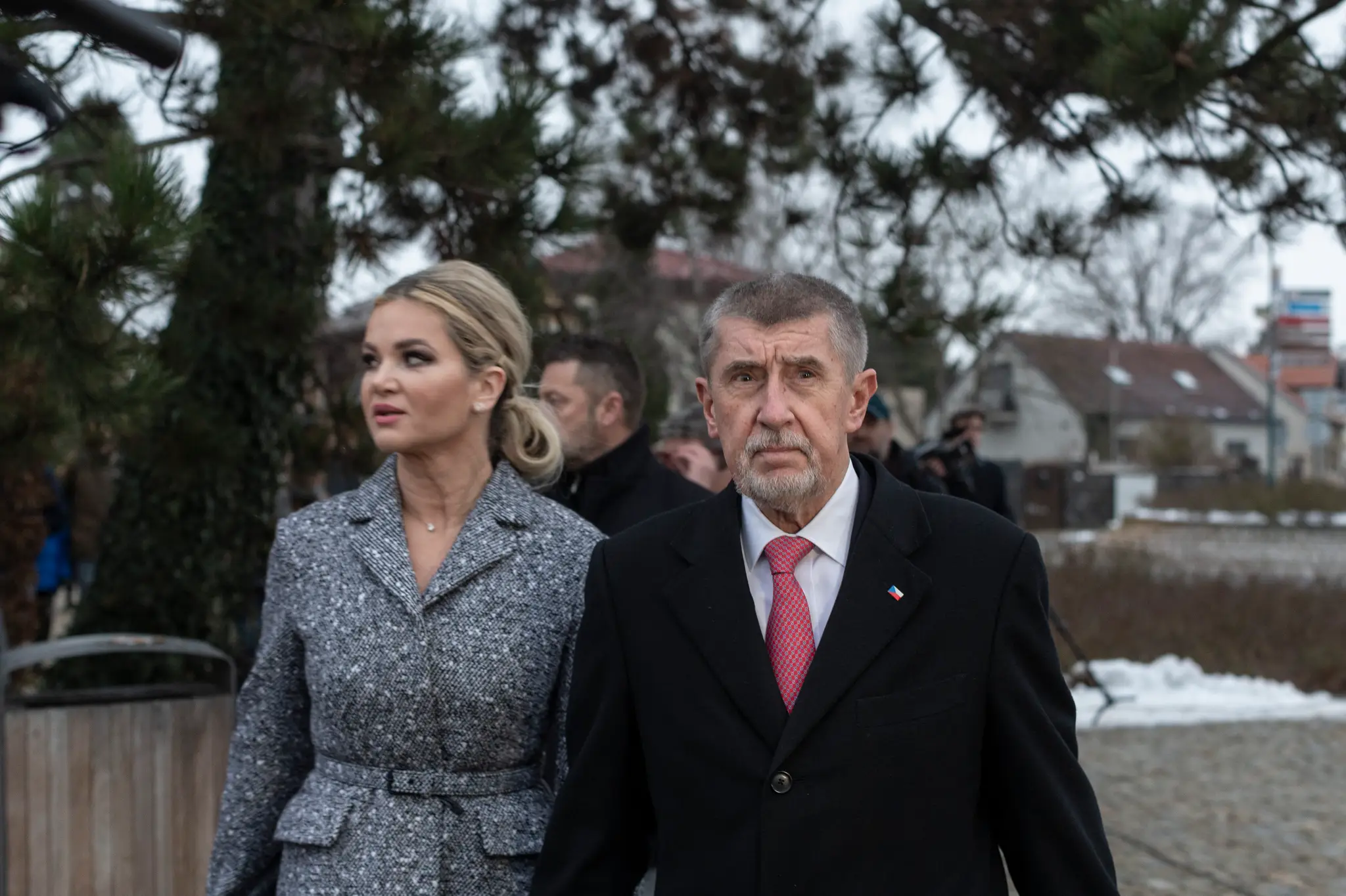 Český prezidentský kandidát Andrej Babiš a jeho manželka Monika odchádzajú z volebnej miestnosti na obecnom úrade v českej obci Průhonice