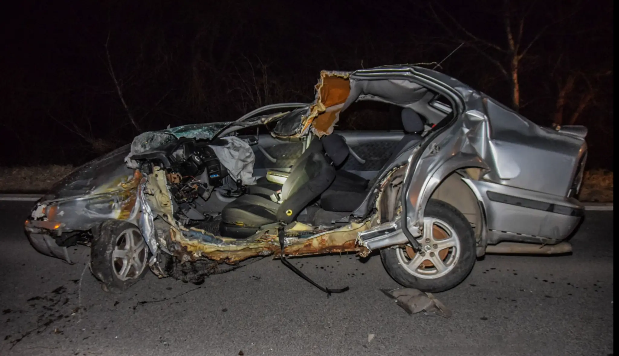 Na snímke zničené auto po náraze do stromu pri Nižnej Hutke.