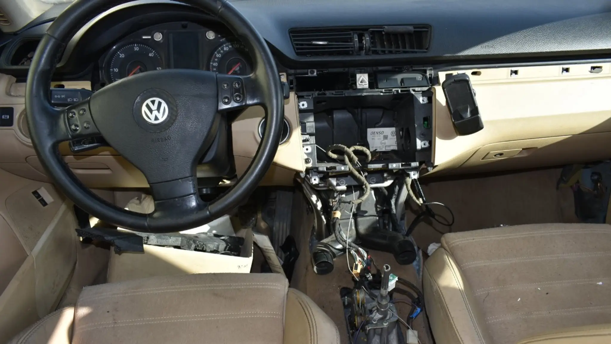 Vykradnuté auto.