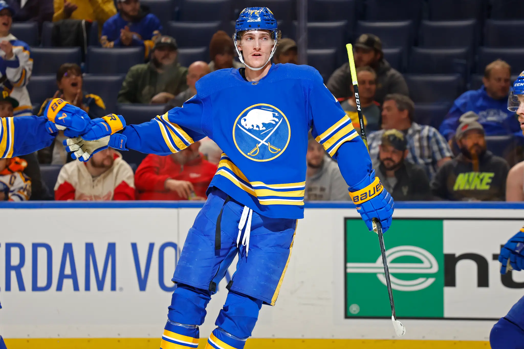 Tage Thompson oslavuje gól proti Detroitu.