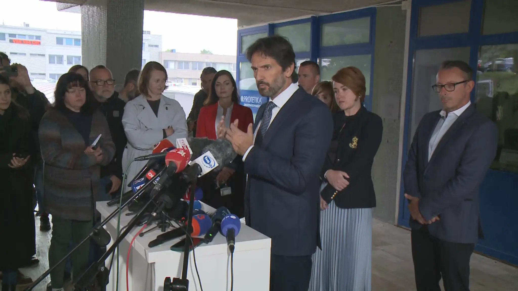 Minister vnútra Robert Kaliňák počas brífingu pred banskobystrickou nemocnicou.