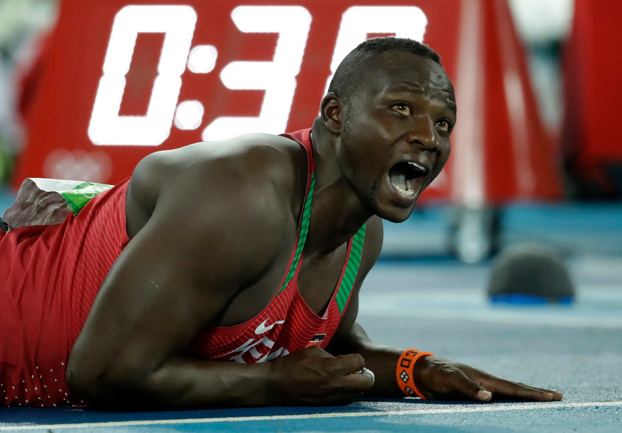 Kenský oštepár Julius Yego po zisku striebornej medaily.