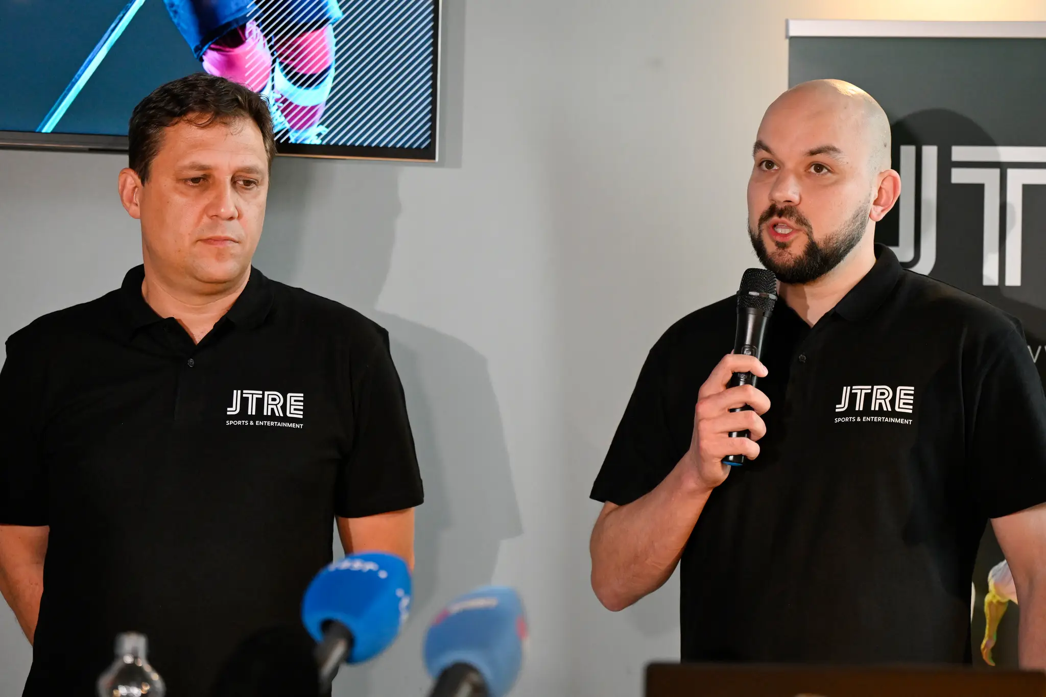 Na snímke sprava výkonný riaditeľ HC Slovan Bratislava Peter Kúdelka a generálny manažér basketbalového klubu mužov Inter Bratislava Michal Ondruš.