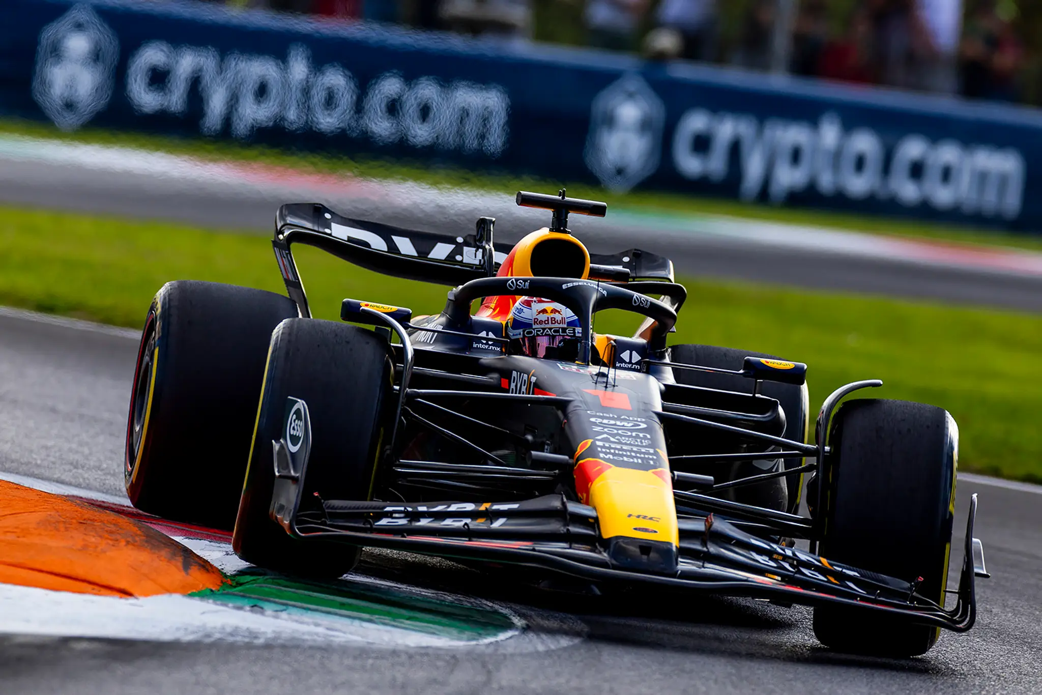 Max Verstappen na trati v Monze.