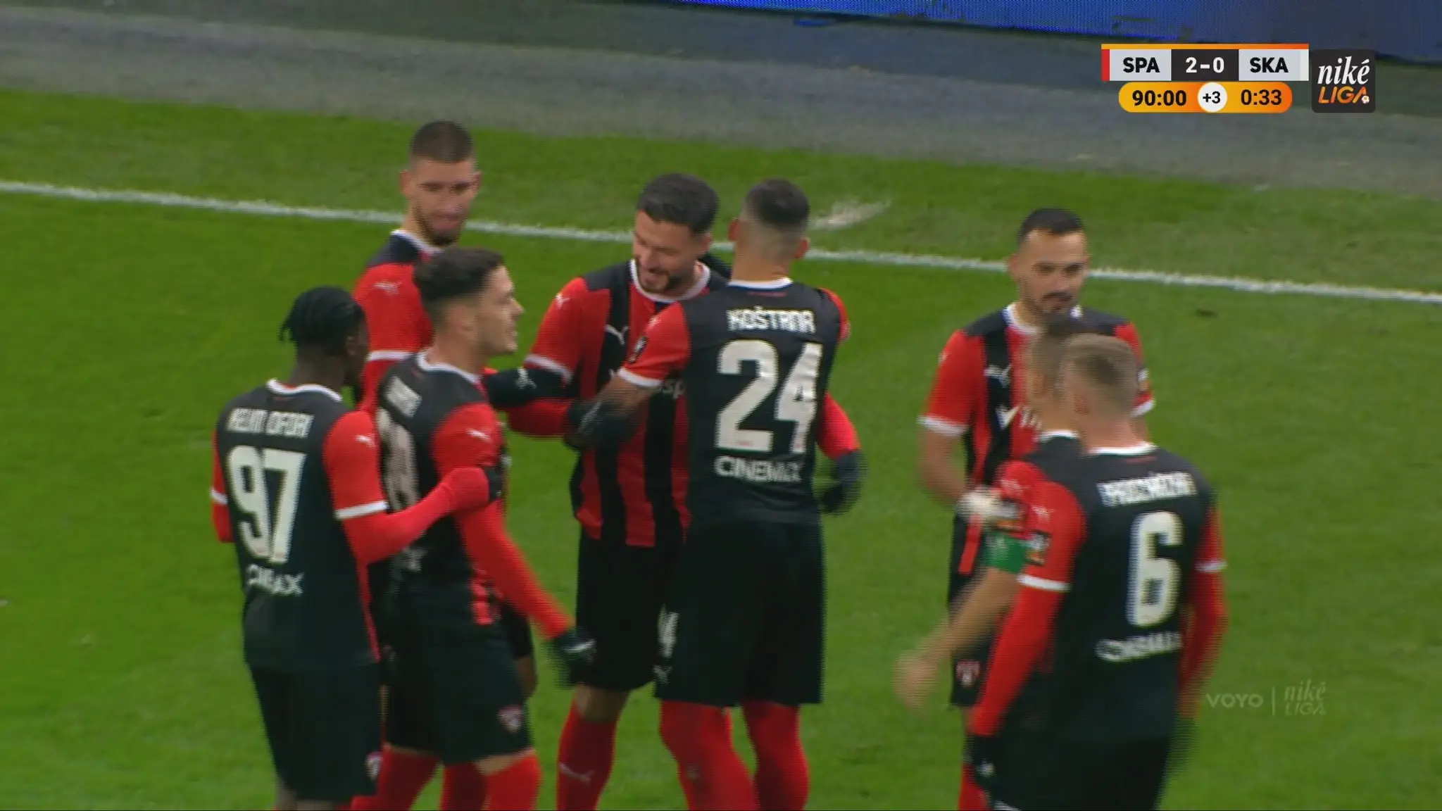 Navrátilec Djuričin v objatí s Kristiánom Koštrnom (24).