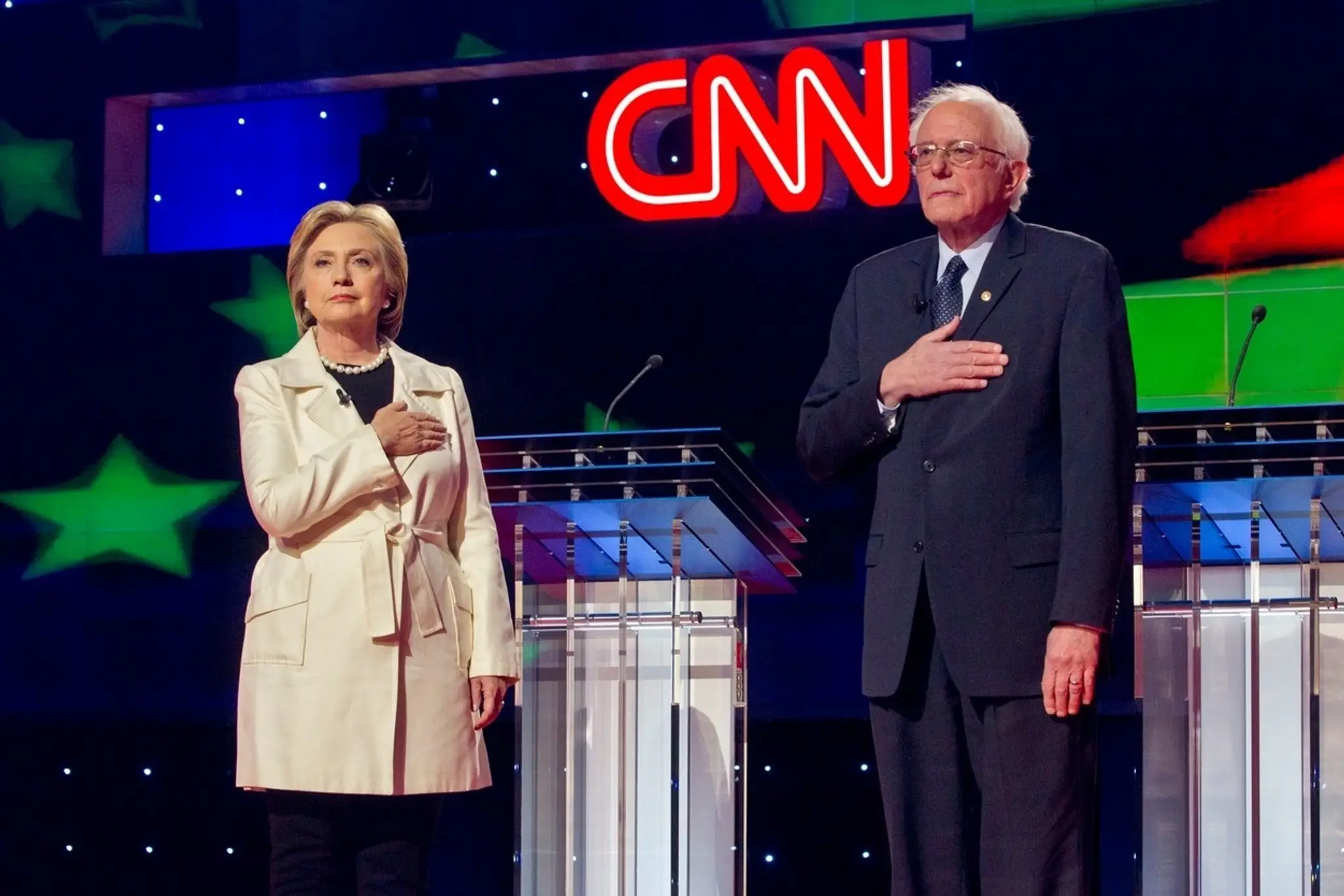 Hillary Clinton a Bernie Sanders počas debaty na CNN.