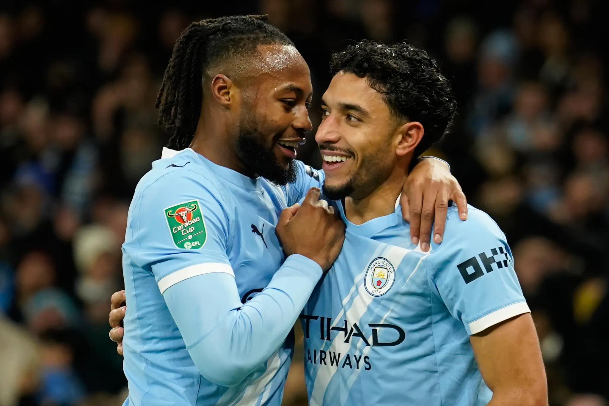 Hráč Manchesteru City Omar Marmoush (vpravo) oslavuje so spoluhráčom Antoineom Semenyom