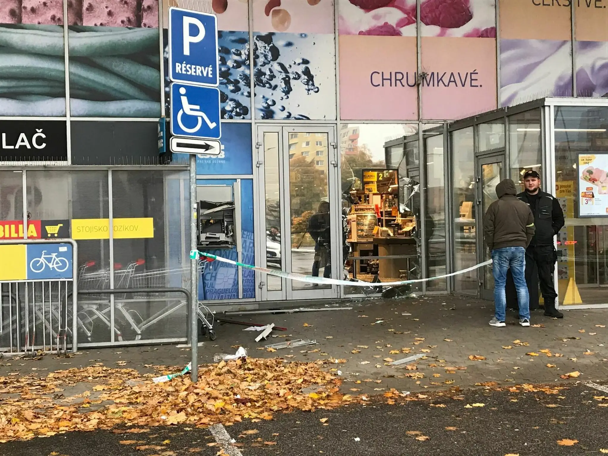 Výbuch bankomatu.