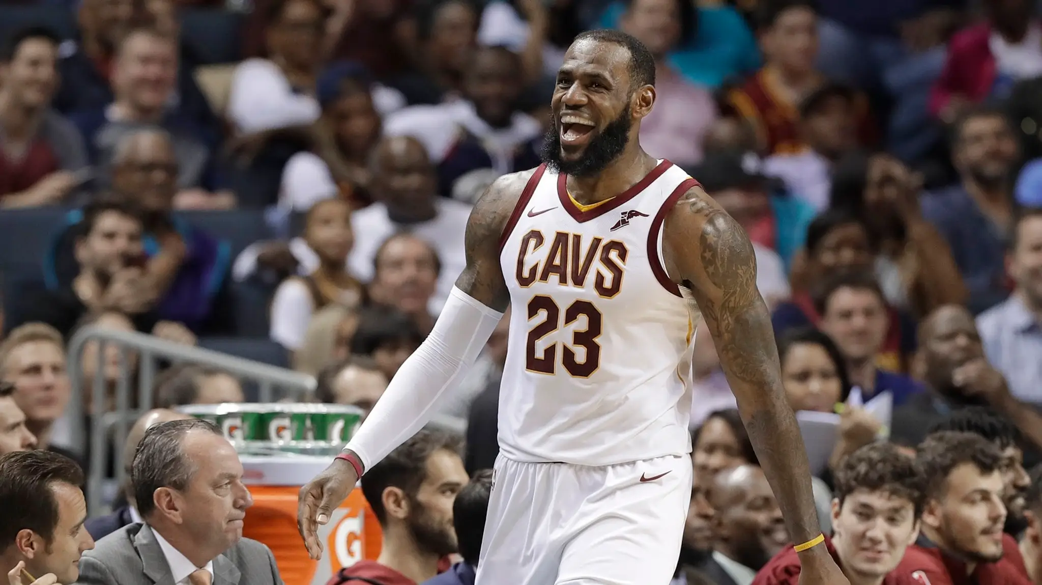 Hráč Clevelandu Cavaliers LeBron James sa usmieva po faule proti Charlotte Hornets.
