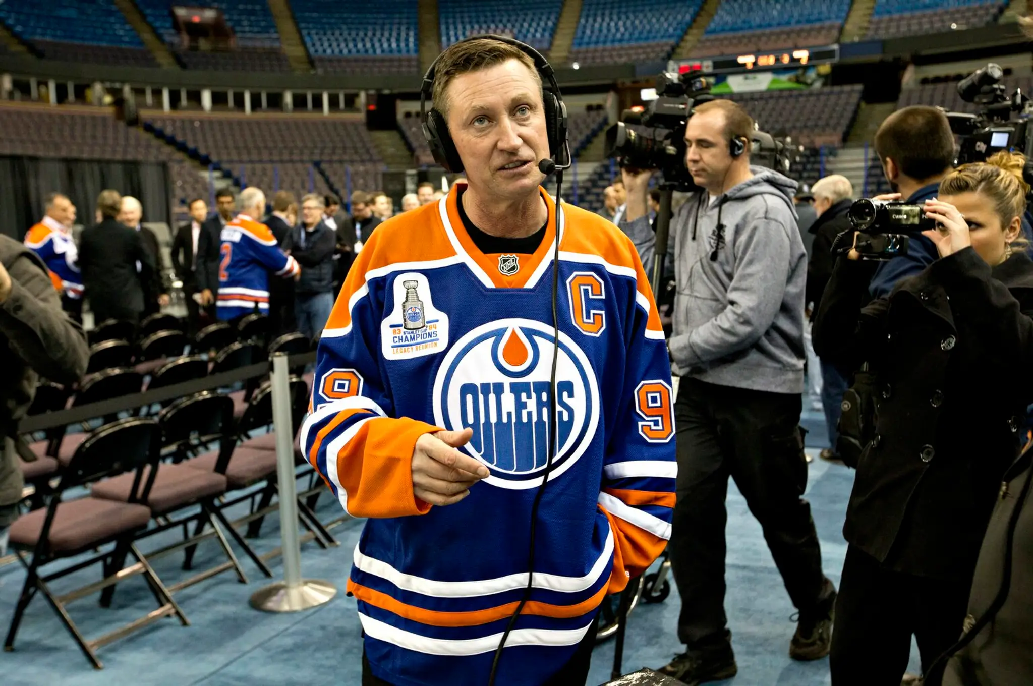 Bývalý hráč Edmontornu Oilers Wayne Gretzky počas rozhlasového rozhovoru na oslave výročia zisku titulu v roku 1984.