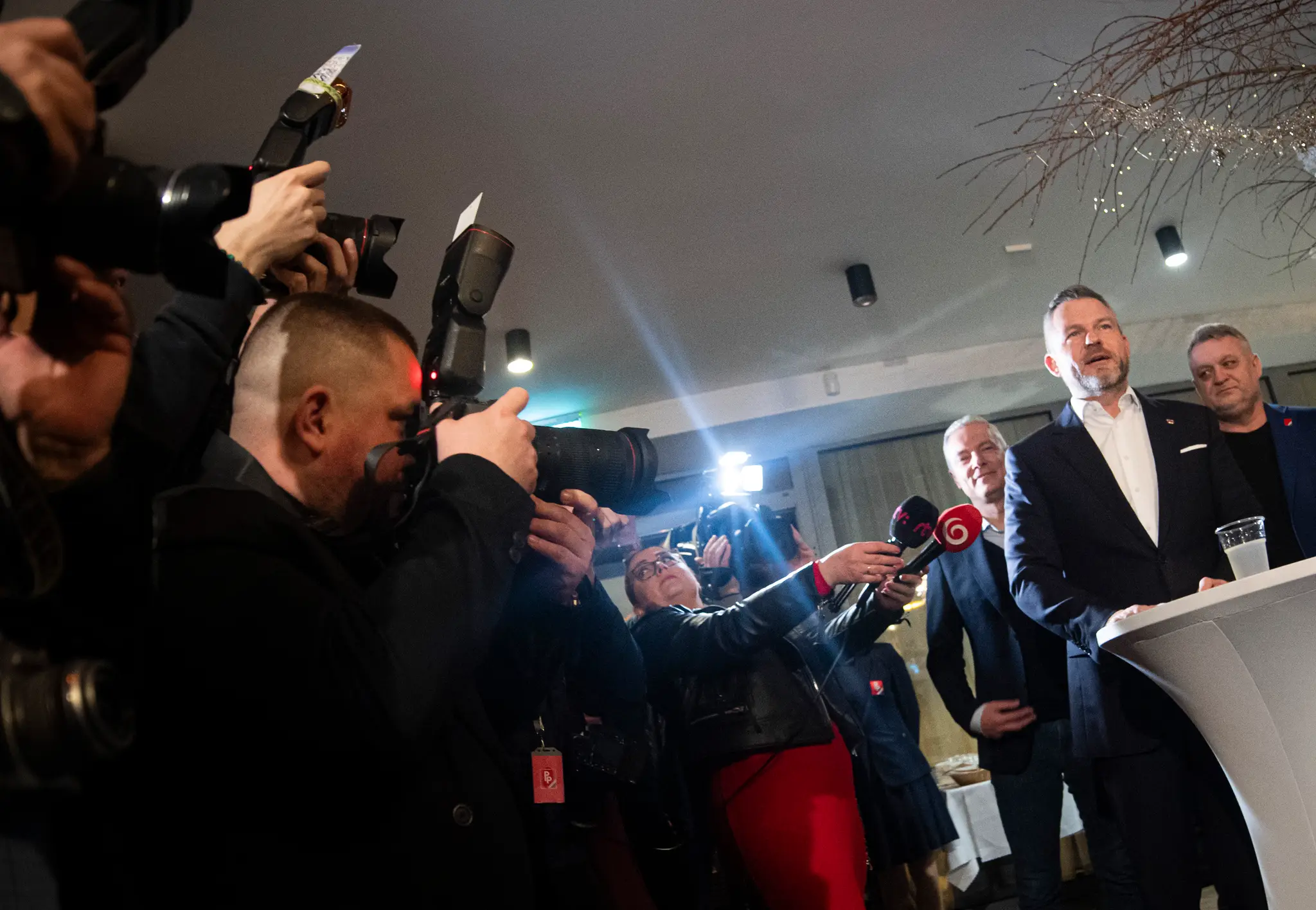 Peter Pellegrini počas príchodu do svojej volebnej centrály