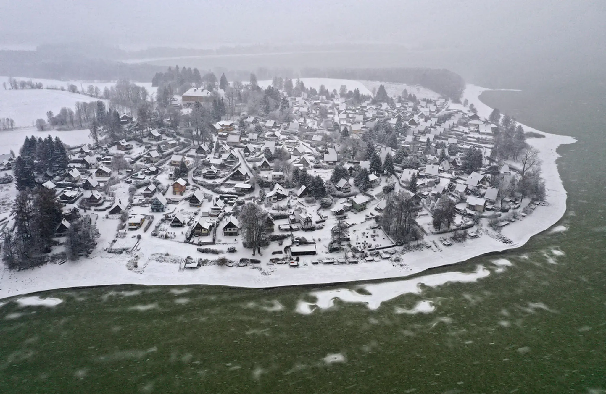 Lipno pokryl smaragdovozelený ľad.