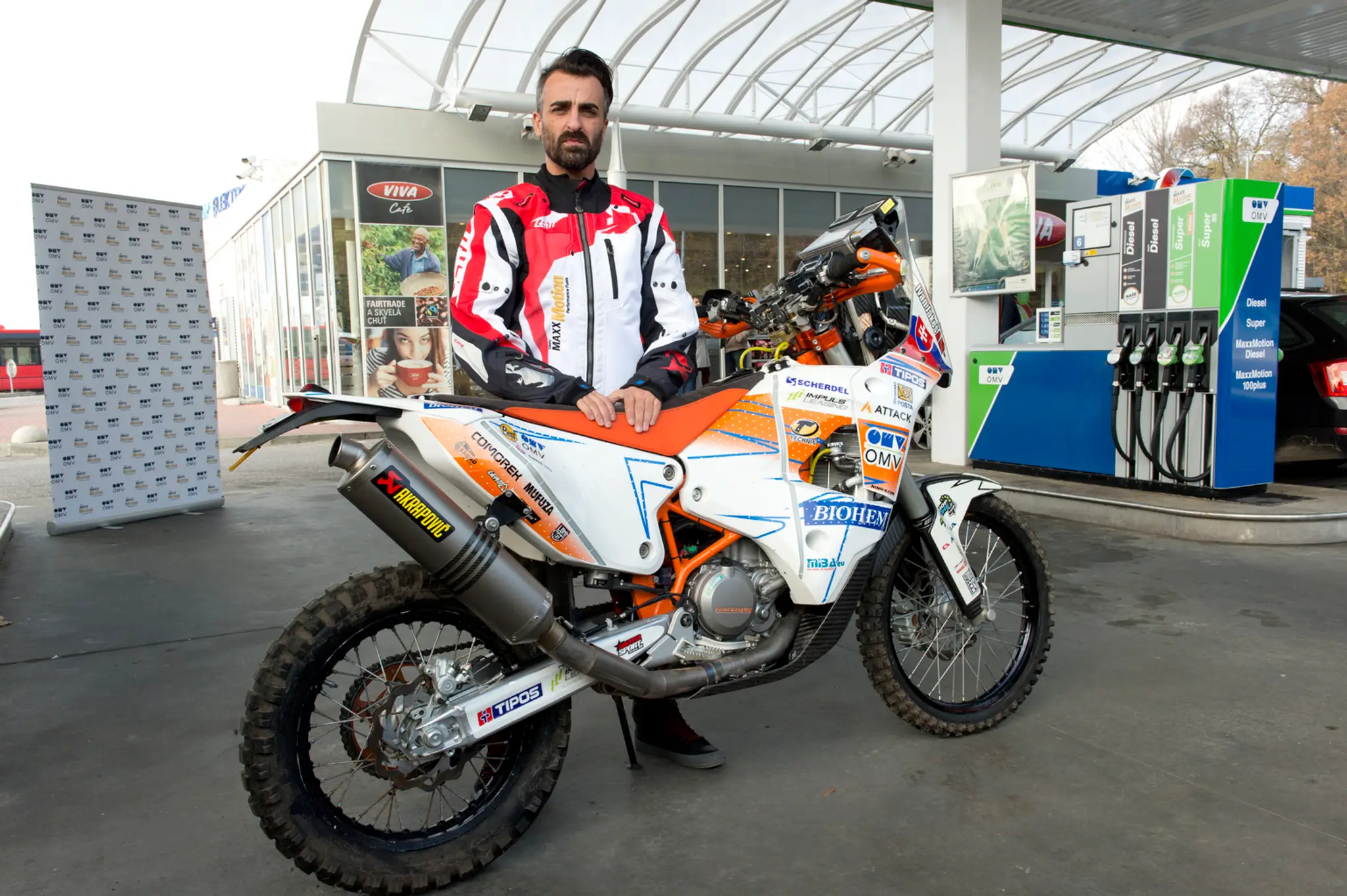 Ivan Jakeš pózuje s novou motorkou, s ktorou absolvuje jubilejný 10-krát súťaž Rely Dakar 2017.