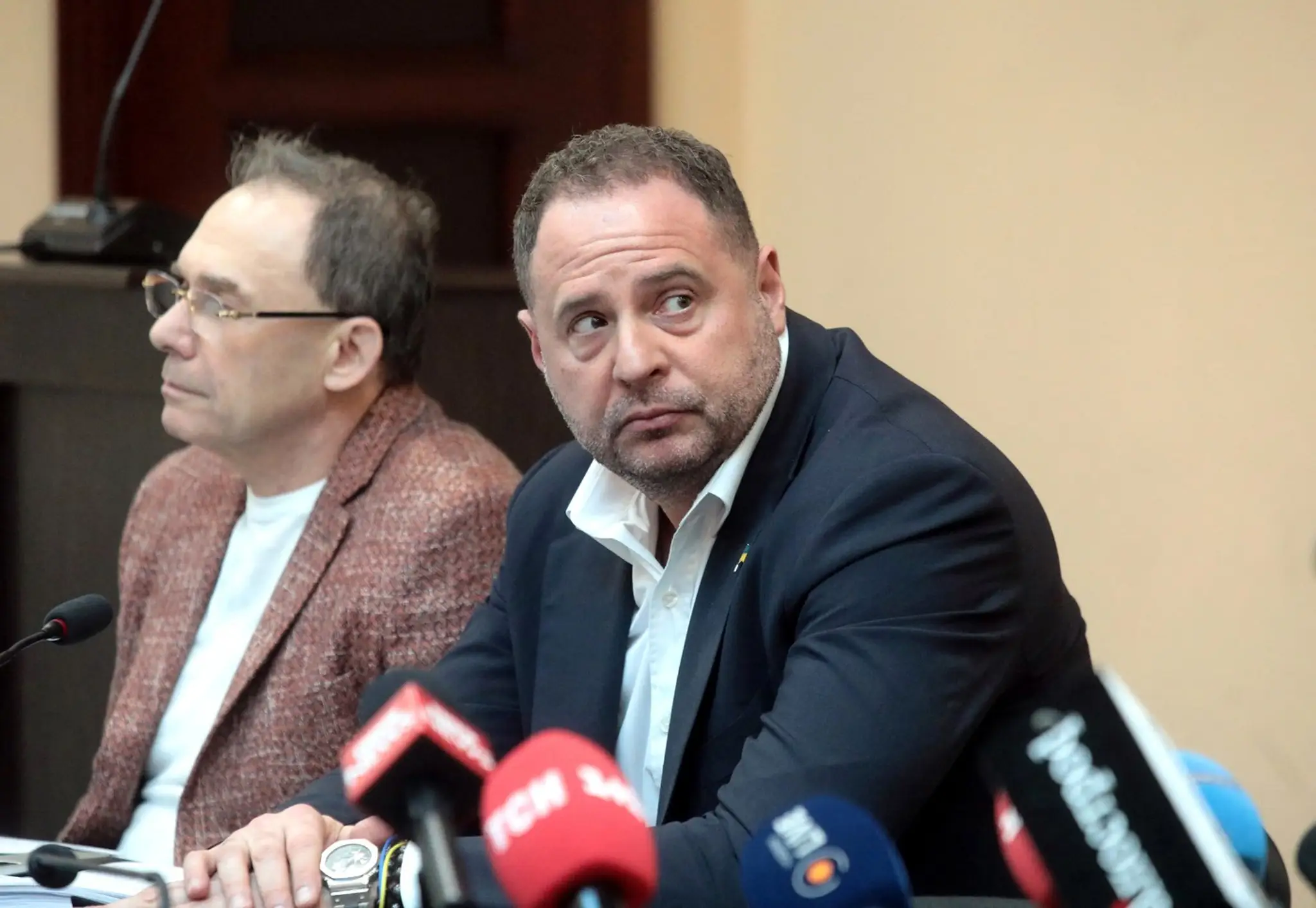 Andrij Jermak so svojim obhajcom.