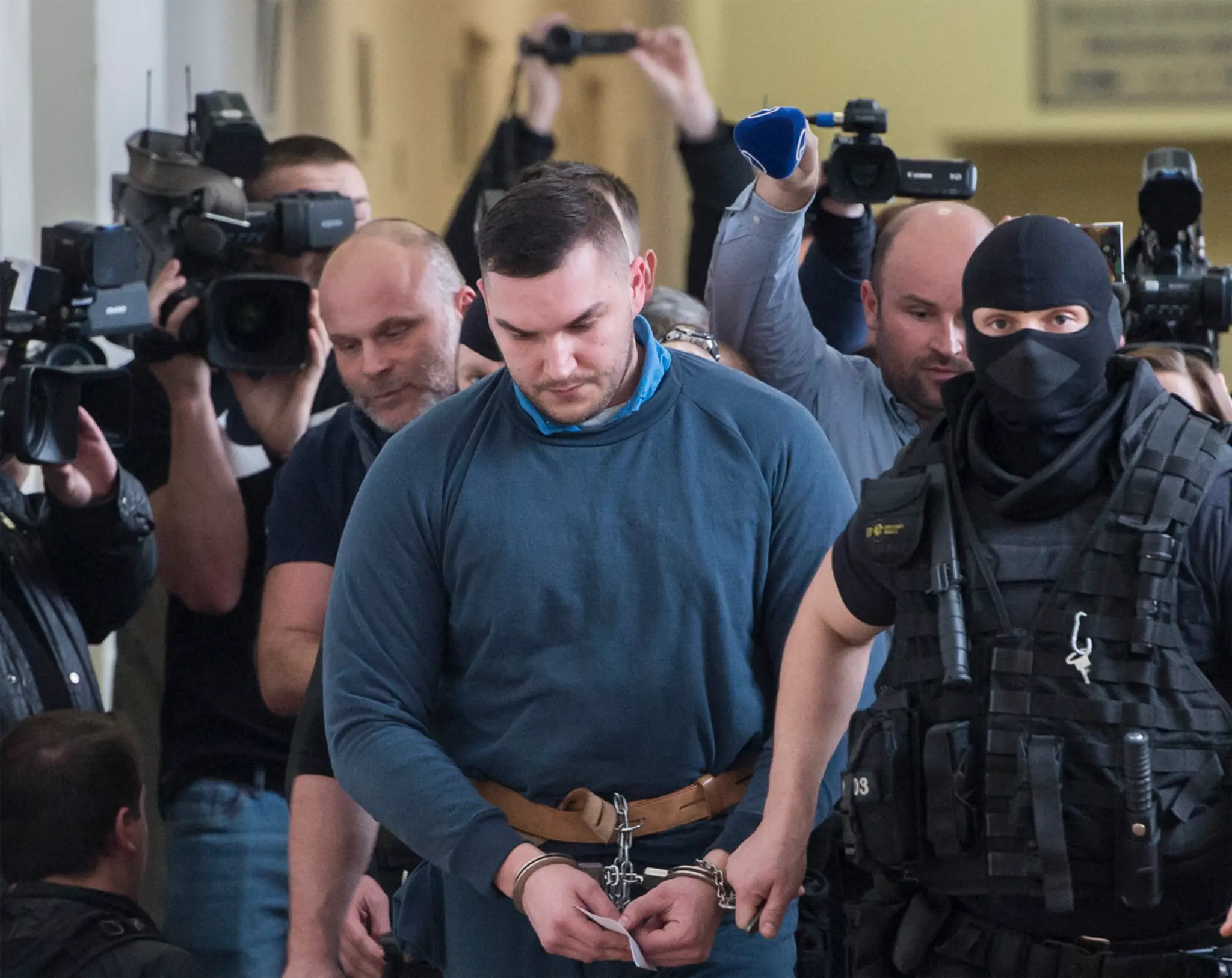Casey Hathaway s policajtom, ktorý ho našiel v lese