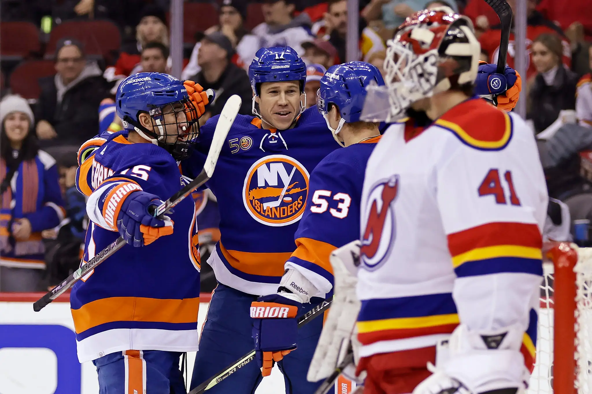 Hráči NY Islanders oslavujú gól proti New Jersey.