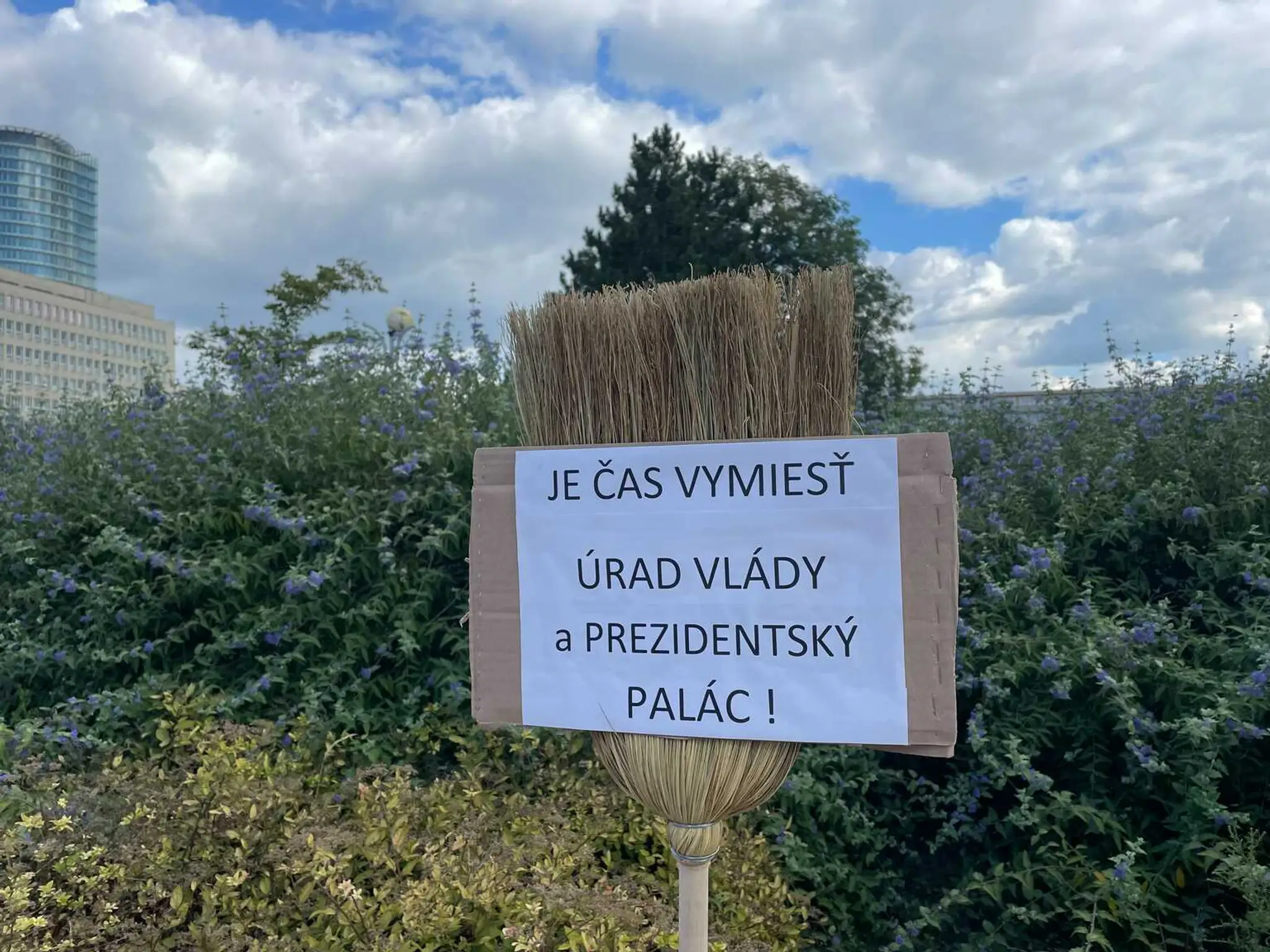 Protestujúci pred Úradom vlády SR